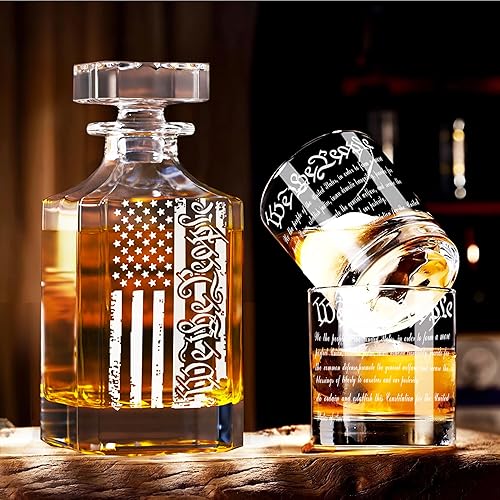 Miniatura 2 de Juego de decantador de whisky para hombres, juego de decantador We The People con gafas, decantador de bandera estadounidense grabada para licor y