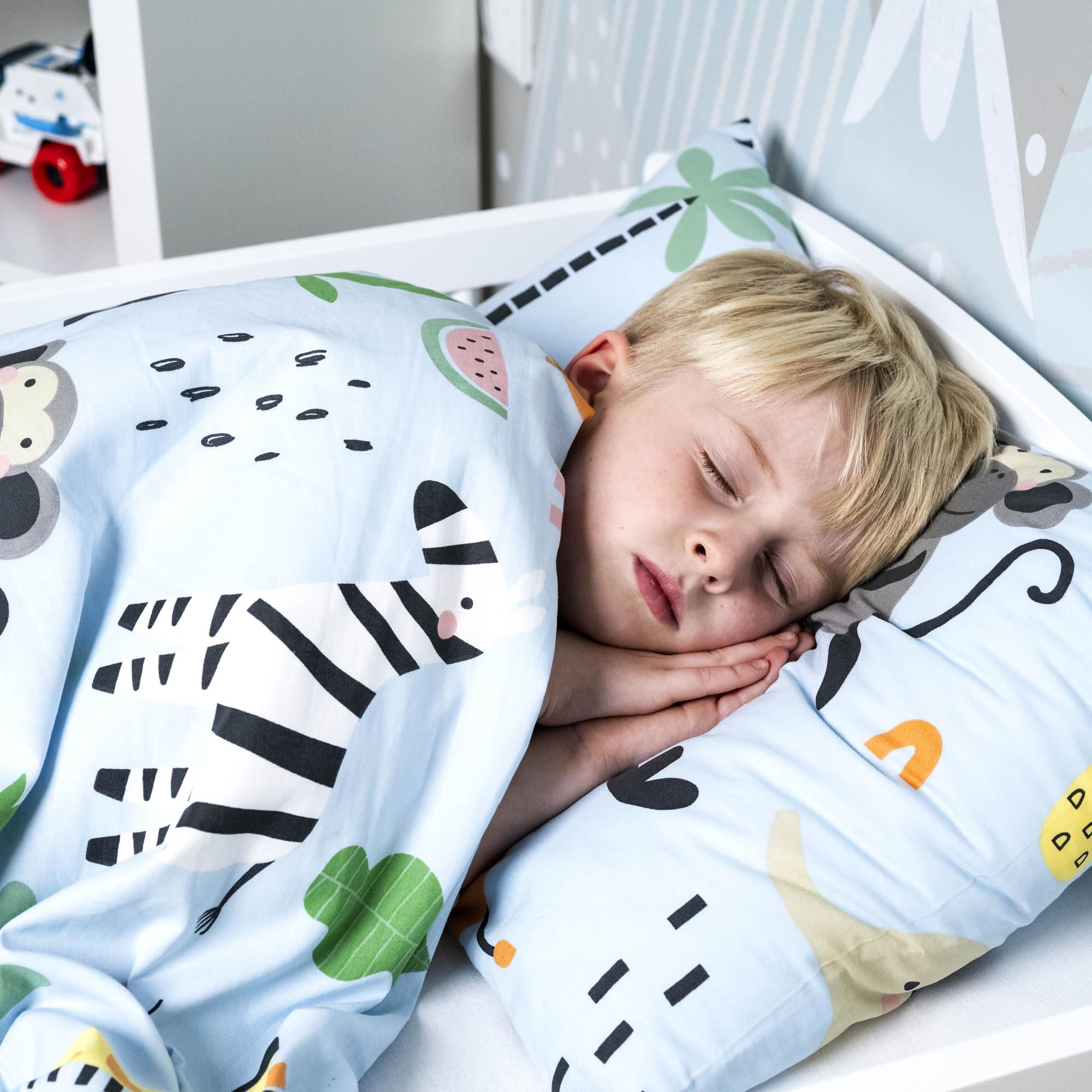 Pościel dziecięca 100 x 135 ze 100% bawełny ze zwierzętami w zoo – komplet pościeli dziecięcej i niemowlęcej dla chłopców z poszewką na poduszkę i kołdrę w kolorze niebieskim (100 x 135 i 40