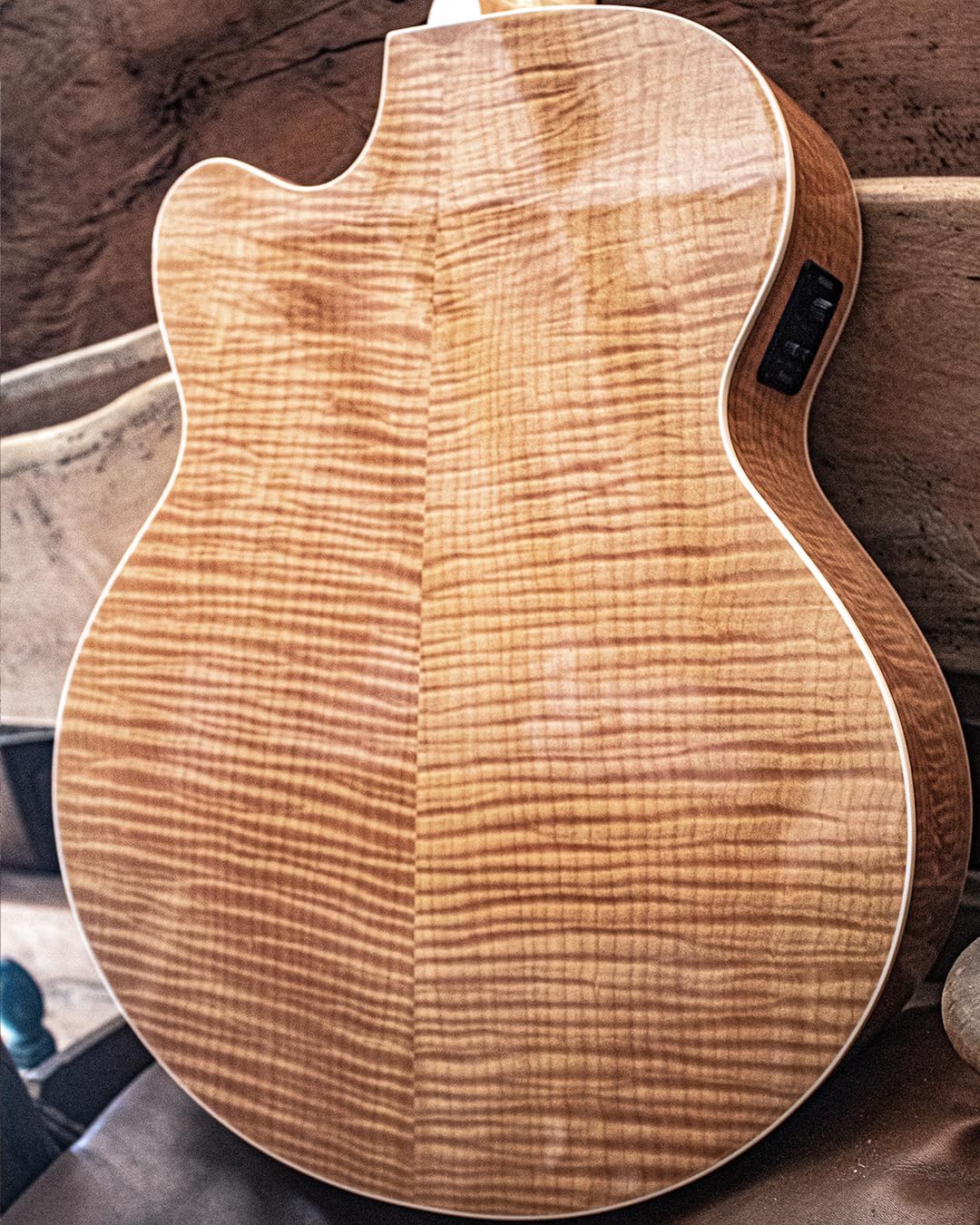Sawtooth Maple Series Acoustic-Electric Cutaway Spruce Top Jumbo Cutaway Guitar with Flame Maple Back and Sides