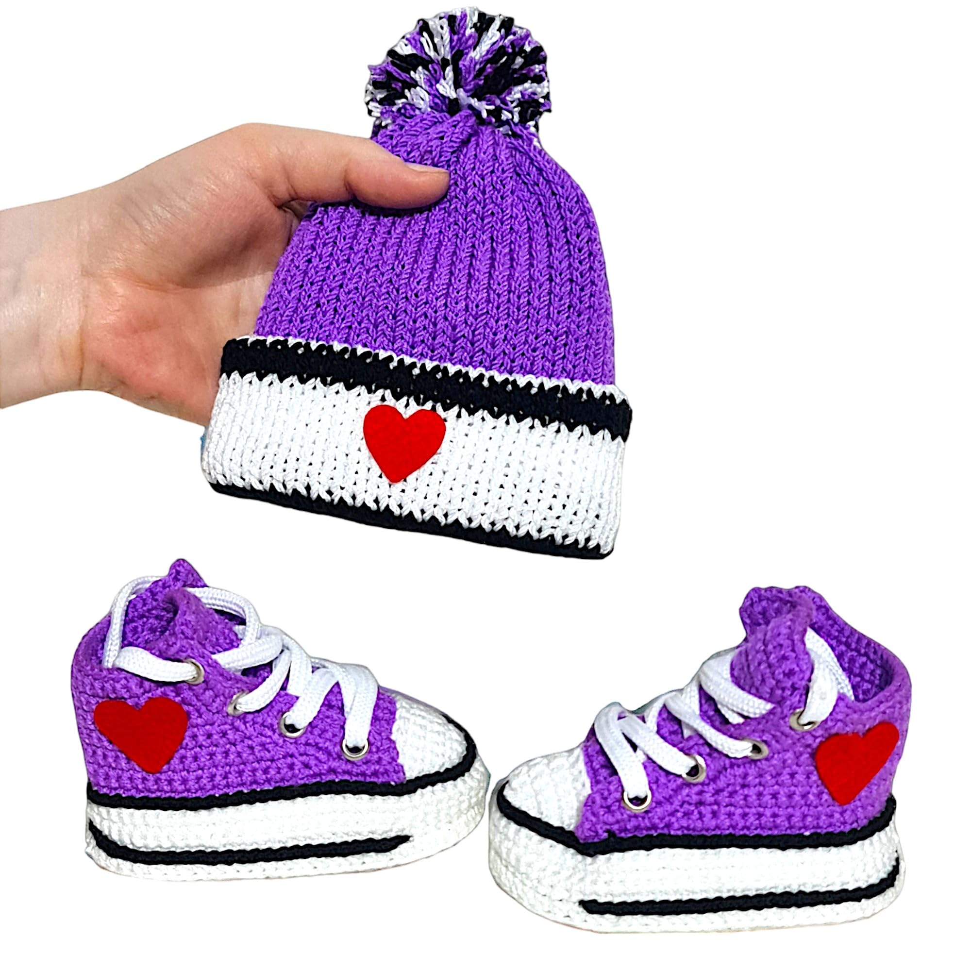 Handgemachtes geschlechtsneutrales Häkel Baby lila Sneaker und Mützen Set, weiche Sohle, individualisierbar, perfekt für Neugeborene Jungen und Mädchen, 0-3M bis 9-12M