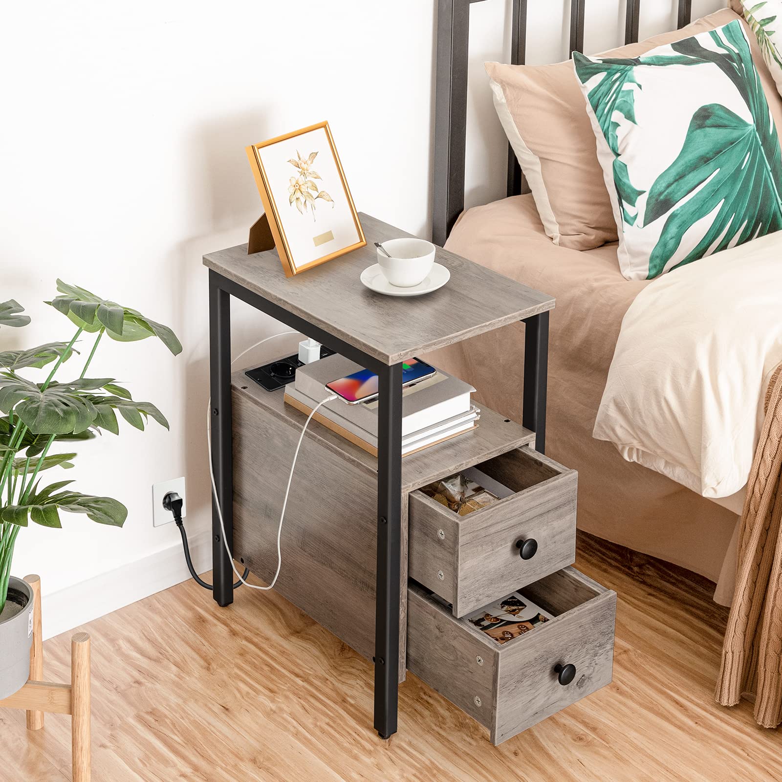 HOOBRO Table d'Appoint avec Station de Charge, Table de Chevet avec 2 Tiroirs, Ports USB et Prises de Courant, Bout de Canapé pour Petits Espaces, Salon, Chambre, Grège EBG542BZ01