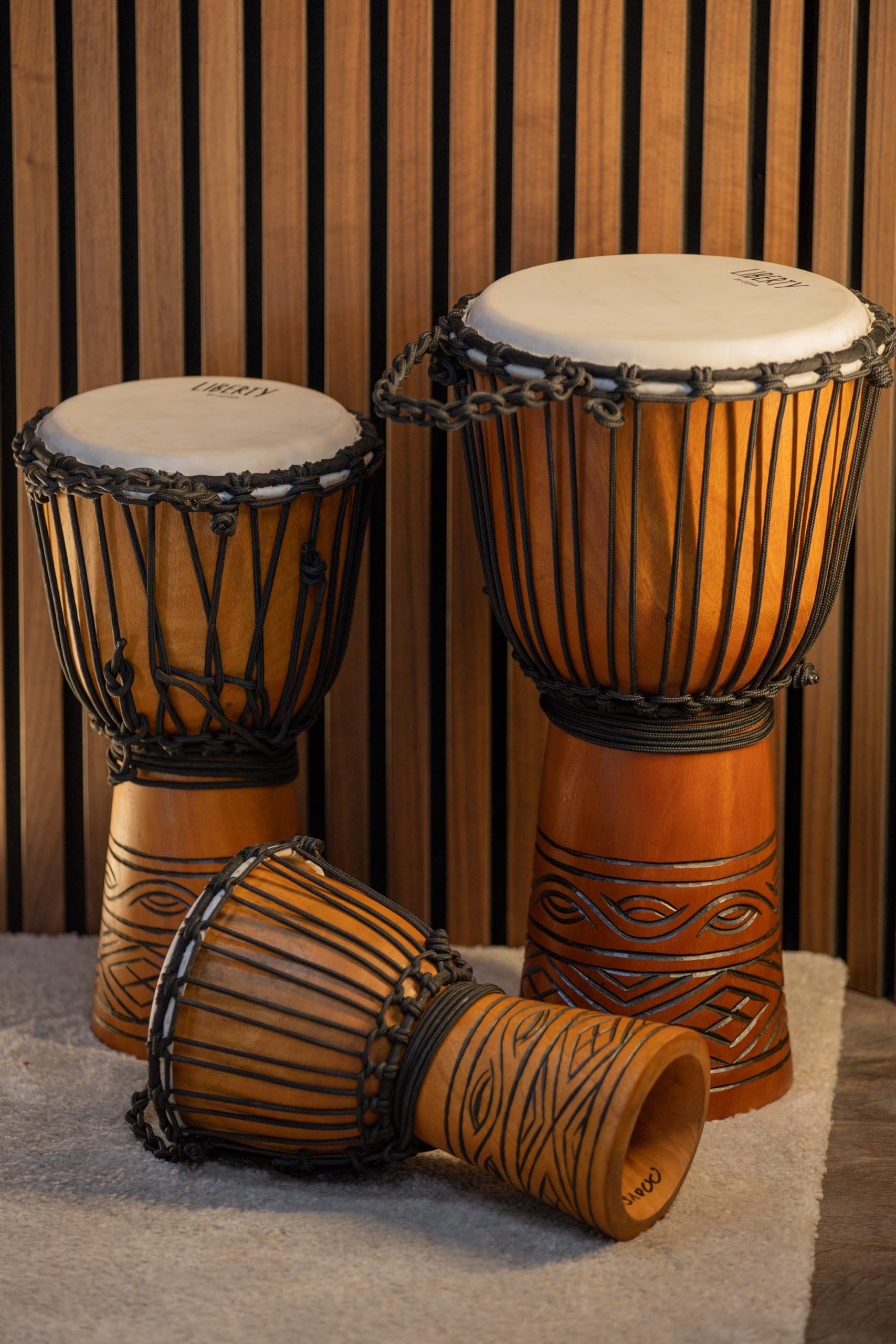 GEWA Liberty Djembé Urban Series - Tamaño (Diámetro): 7" (17 cm), Altura: 12" (30,5 cm) - Número de cuerdas: 16