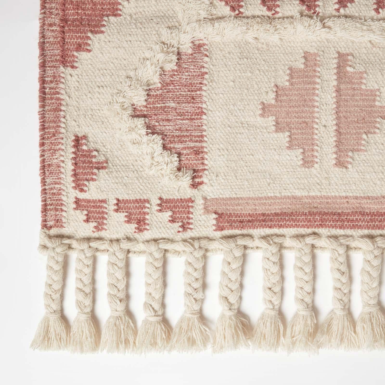 HOMESCAPES Tappeto Kilim intrecciato a mano rosa e naturale, 90 x 150 cm, in lana e cotone, tappeto per soggiorno "Satara" con motivo geometrico tradizionale trapuntato e nappe