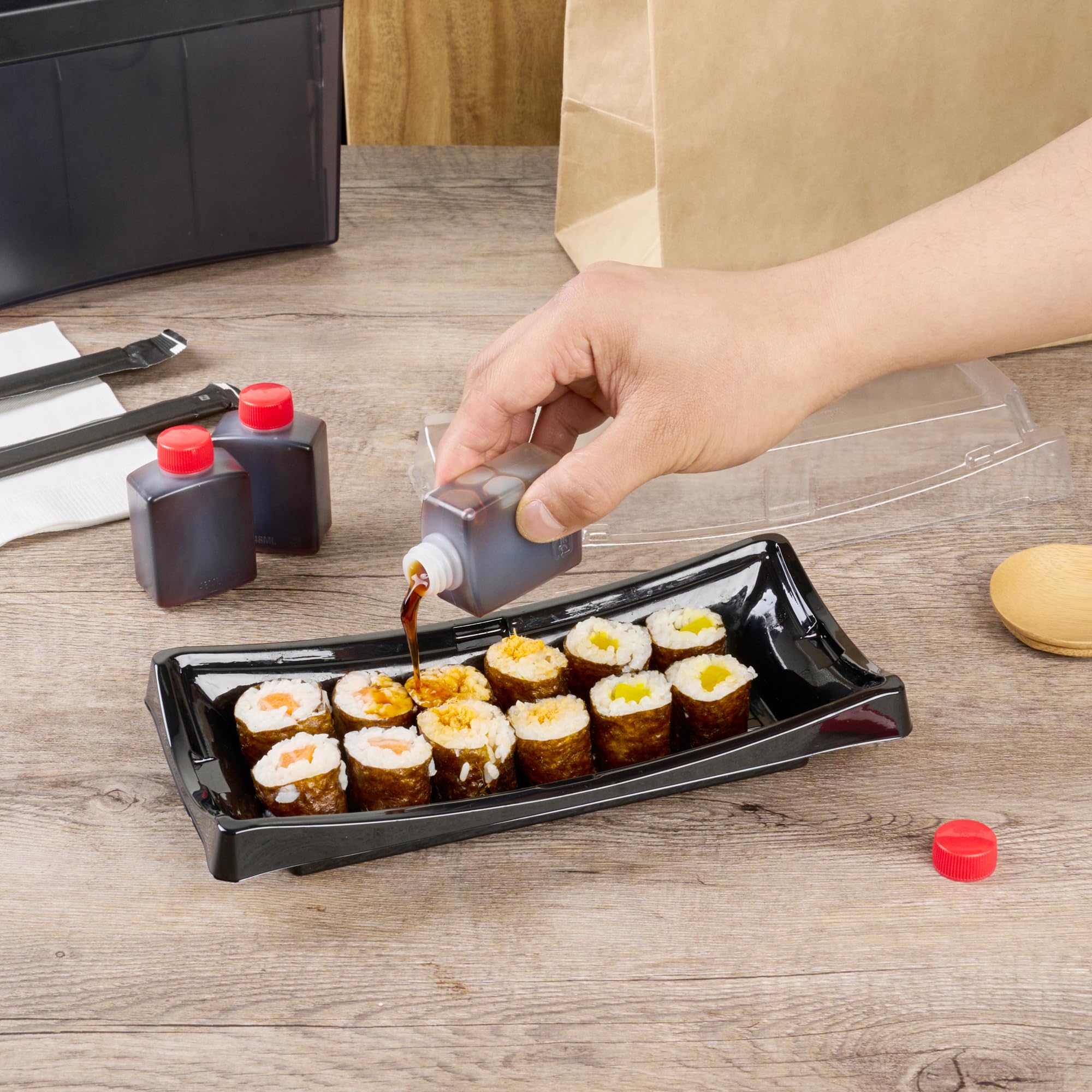Restaurantware -Bento Tek - Mini botellas de salsa de soja de 2 onzas, 100 mini botellas desechables para condimentos con tapas rojas, paquete de condimentos, vinagre o salsa, botellas de plástico