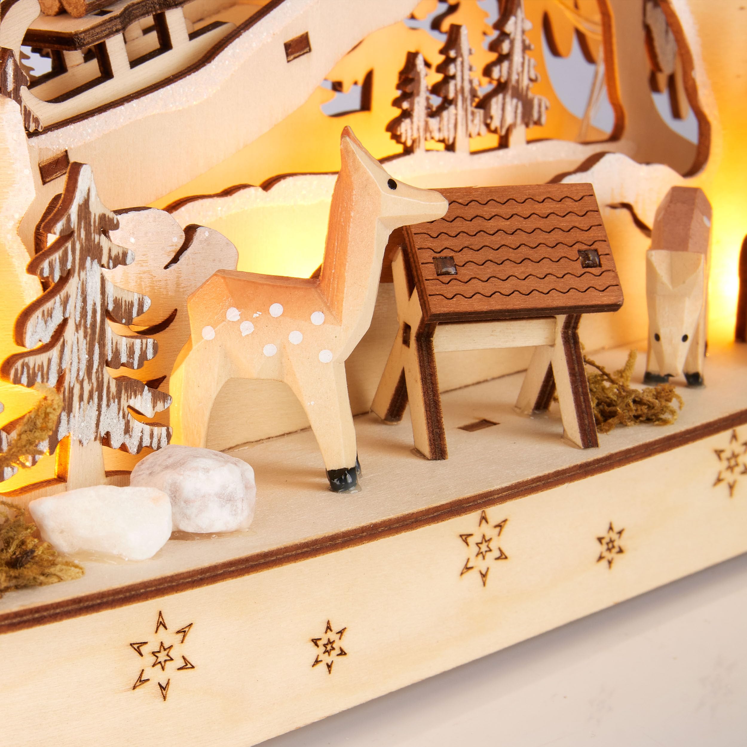 BRUBAKER 3D Lichterbogen - LED Schwibbogen - Tannenbaum Wald - Weihnachtsbeleuchtung aus Holz Natur - 34 x 28 x 9 cm - Handbemalte Figuren - Weihnachtsdeko für Tisch & Fenster