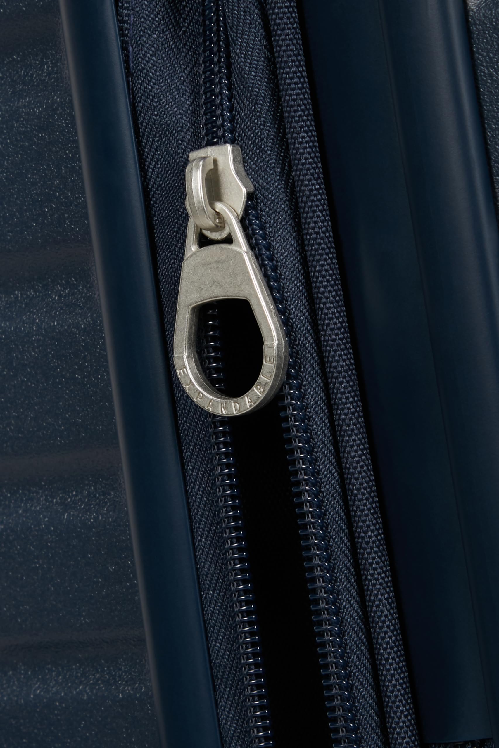 American Tourister Aerotech - Ensemble de 3 Bagages à Coque Rigide (Bagage à Main, Moyen, Grand) Ensemble de Chariot Extensible avec Serrure TSA - Bleu (Bleu Marine métallisé)