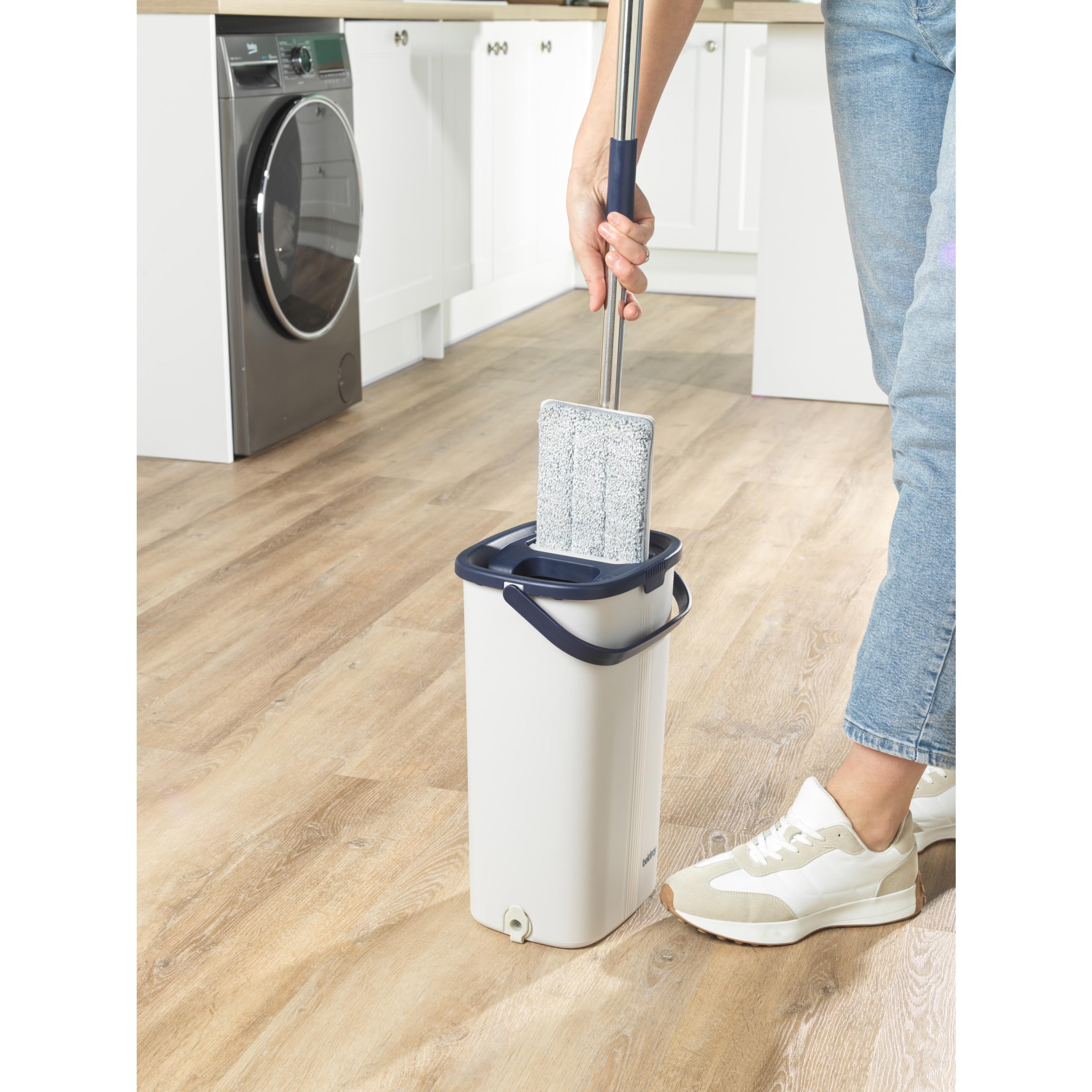 Beldray Juego de fregona Plana y Cubo de Limpieza Profunda: Cubo de fregona de 4 litros con 2 Compartimentos para remojar/escurrir y Quitar la Suciedad, 2 Cabezales de Microfibra Lavables a máquina