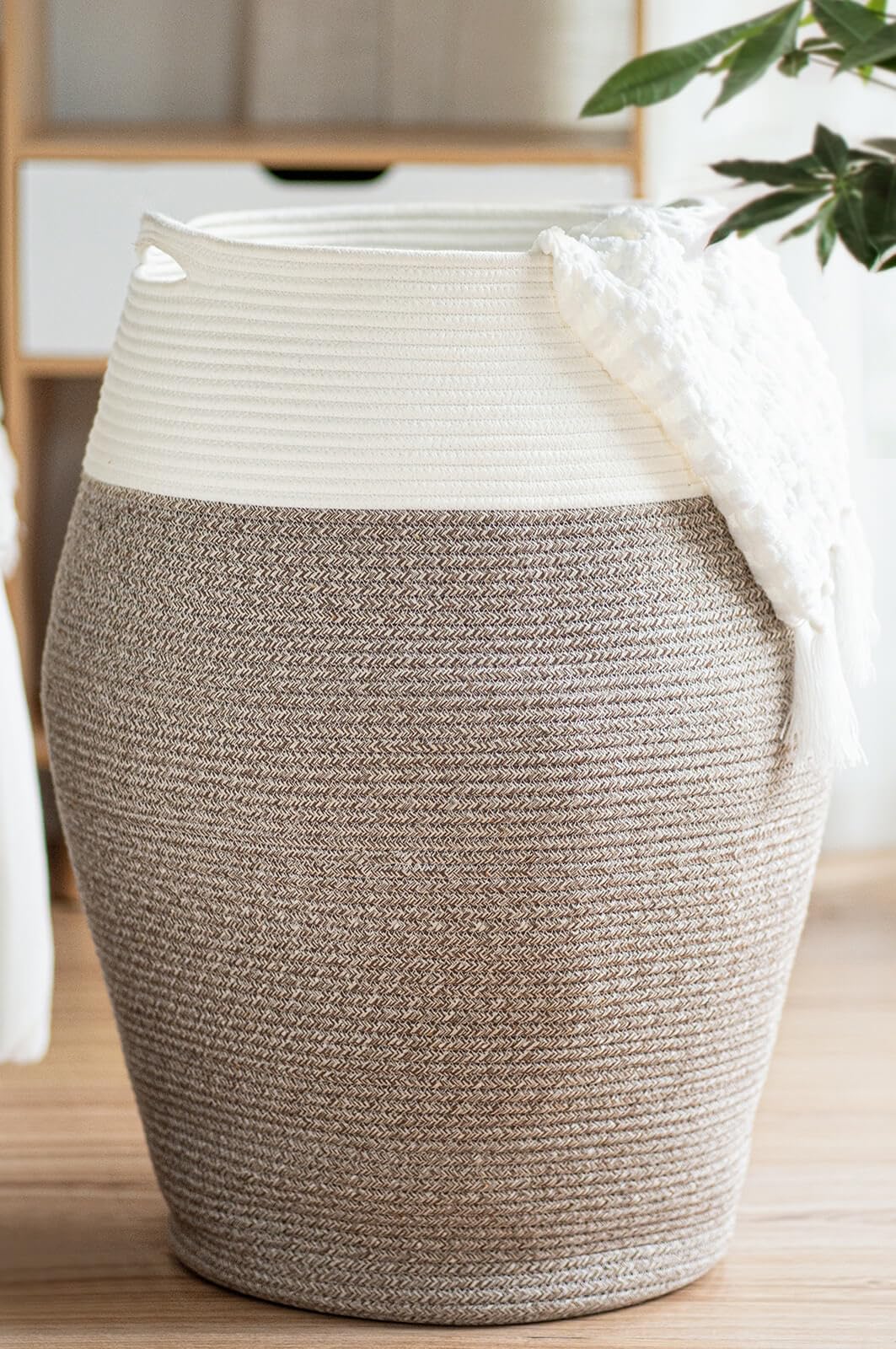 TIMEYARD Wäschekorb Groß, 105 L Wäschesammler, Aufbewahrungskorb, Korb Geflochten aus Baumwolle Seil für Schmuzige Kleidung in der Waschküche, 65cm hoch, Weiß und Braun