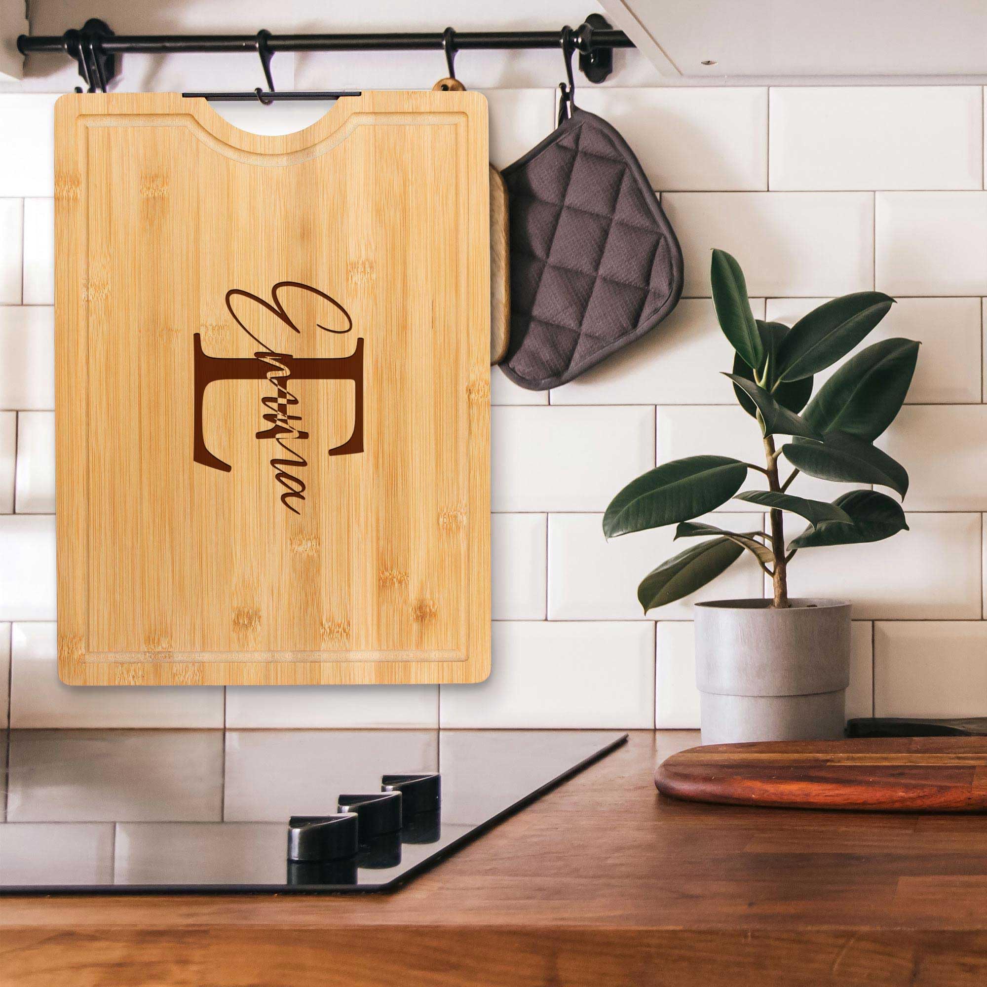 AMAVEL Schneidebrett aus Bambus mit Metallgriff, Personalisiertes Küchenbrett mit Gravur, Initial Signatur, Servierbrett zum Grillen, Holz Grillbrett, Brotzeitbrett mit Saftrille