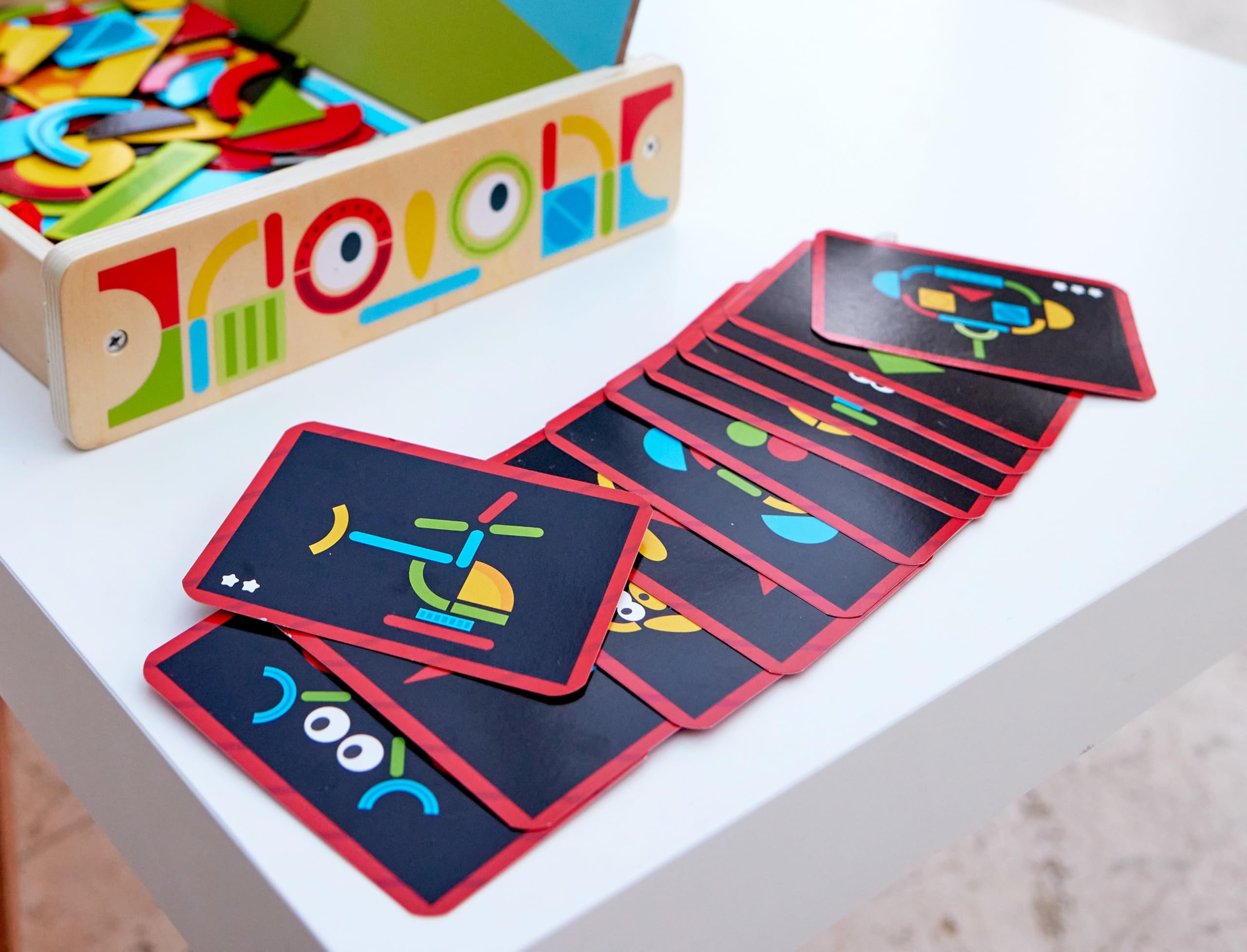 Hape Magnetische Kunstbox – Beidseitige Magnettafel mit Formen und Zubehör, tragbares Kreativ- und Motorikspielzeug, pädagogisches Bastel- und Motorikspielzeug, für Kinder ab 3 Jahren