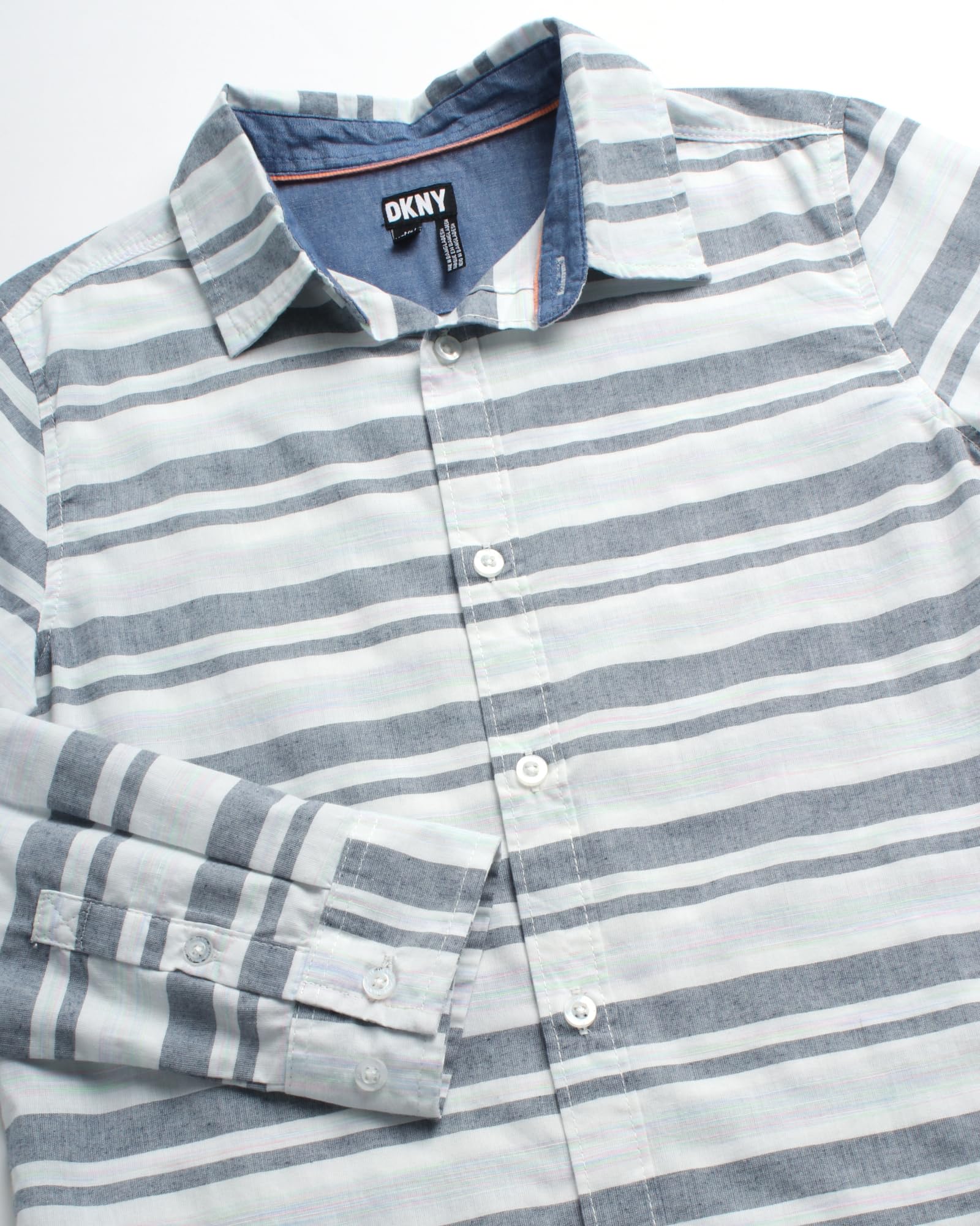 DKNY Jungen Button-Down-Shirt – weich gewebter Kragen Jungen Langarmshirts – lässiges Kleid Hemd für Schule, Urlaub, Urlaub | Weicher, atmungsaktiver, leichter Stoff, polierter Kragen-Look, einfacher Alltagsstil für Schule, Urlaub und Urlaub