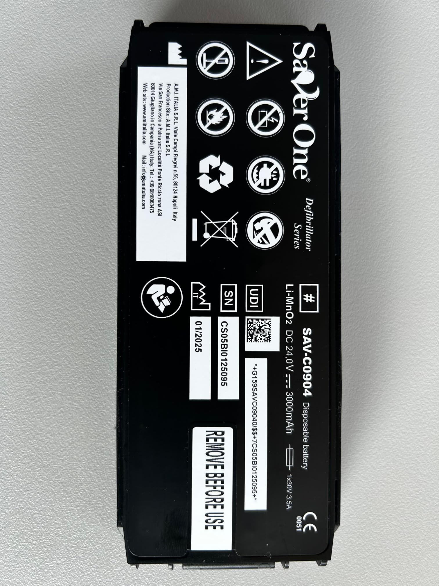 Saver One AED Defibrillator SA1 (SVO-B0001) (halbautomatische Schockauslösung) mit Metallwandkasten und AED-Standortwinkel