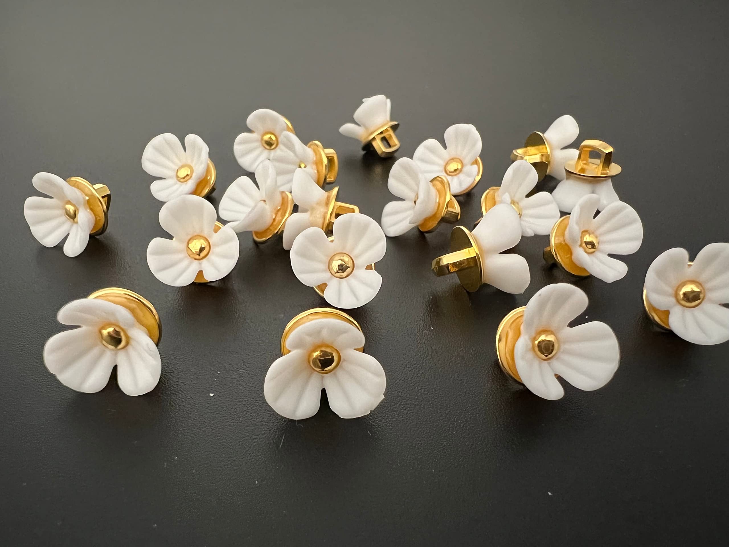 PEPPERLONELY 10PC Flower Buttons Sew On with Shank 11mm (7/16 Inch) - White