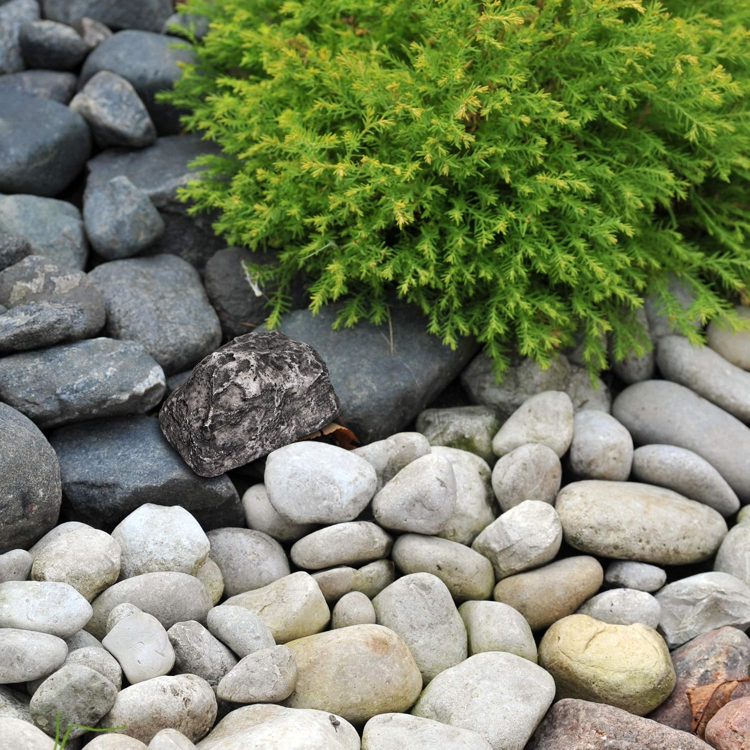 Famon Hidden Key Holder for Outside - Hide a key - Realistic Rock Design - Spare Key Hider - Safe For Garden Yard Or Outdoors Use