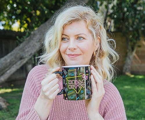 Miniatura 7 de Silver Buffalo Sanrio Hello Kitty - Taza de cerámica con estampado de casete y boombox retro  Taza de café grande para expreso, té, coca  Capacidad