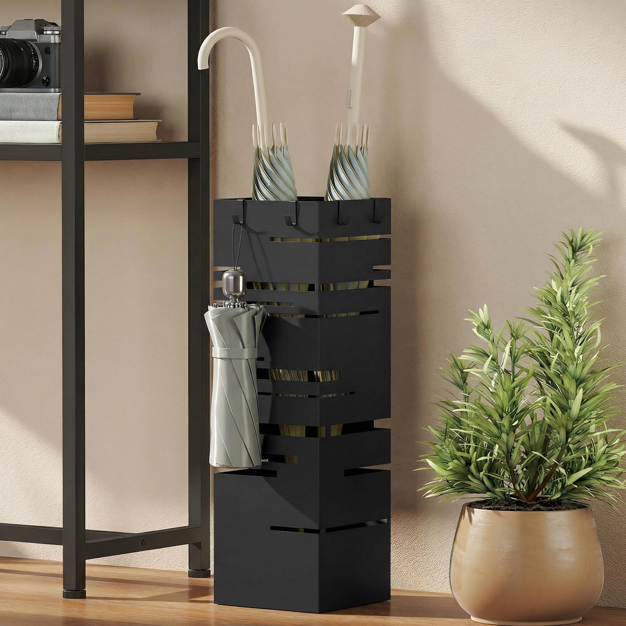 HOMCOM Paragüero Metálico, Soporte de Paraguas con 4 Ganchos y Bandeja de Goteo Extraíble, Paragüero Negro para Entrada, Oficina, 15,5x15,5x49 cm