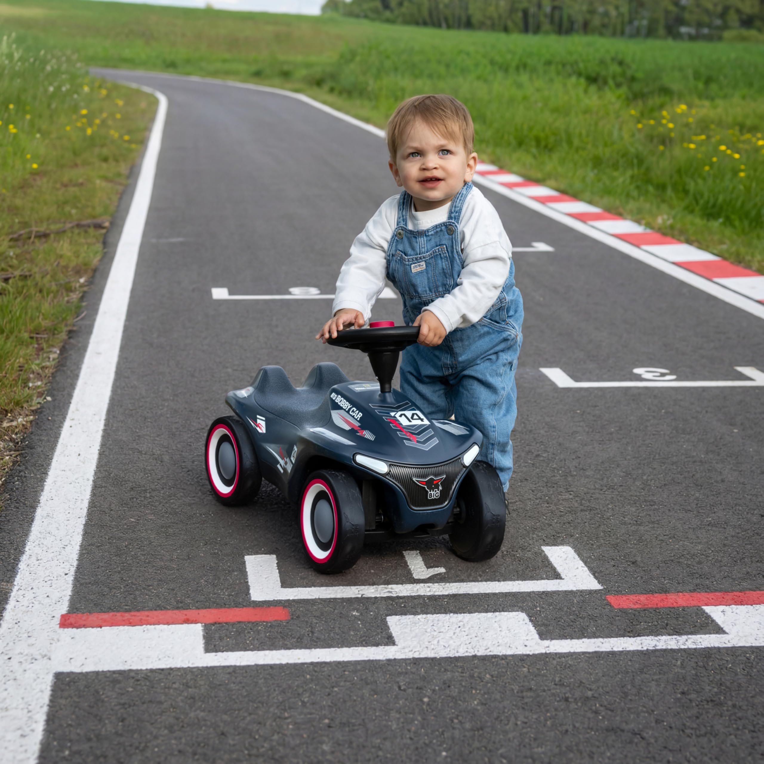 Big Bobby Car Neo RS niebieski – samochód wyścigowy, pojazd dla dzieci z szeptanymi oponami dla cichych odgłosów jazdy i dobrej przyczepności, ergonomiczne siedzisko z wgłębieniem na kolana, mały