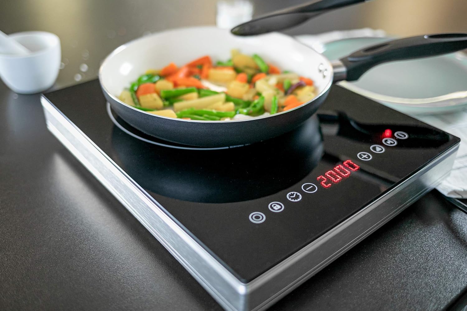 Steba HK 30 in use with a pan of vegetables