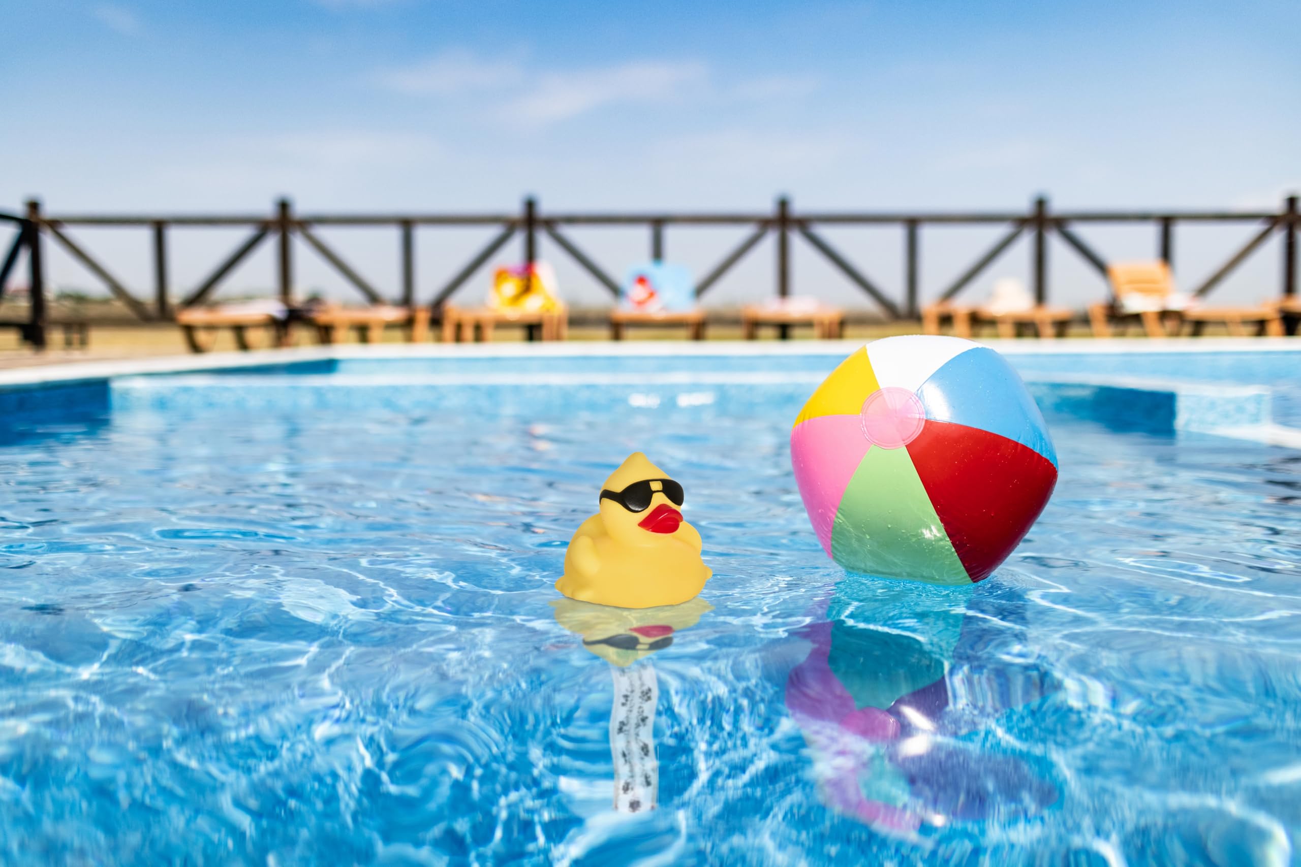 TFA Dostmann Analoges Poolthermometer mit Badeente schwimmend, 40.2006, für Pool, Teich, Whirlpool, Eisbaden, witzig, für Garten, mit Befestigungsleine, Wassertemperatur messen, rot, gelb