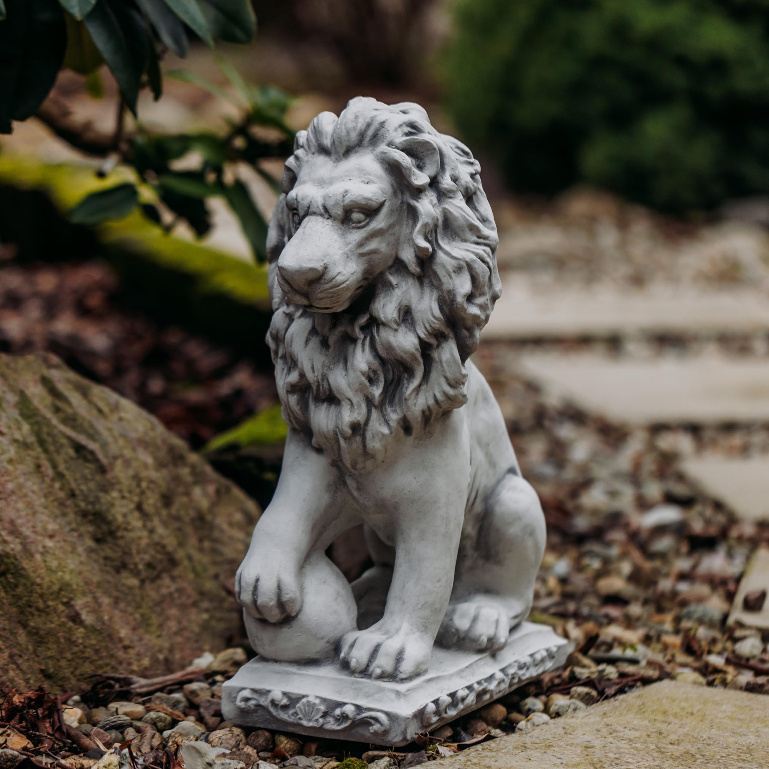 gartendekoparadies.de Figurines Lions avec Boule, Figurine en Pierre en Fonte, H 47 cm, 21 kg chacune, Gris, Résistante au gel pour l'extérieur (lion à droite)