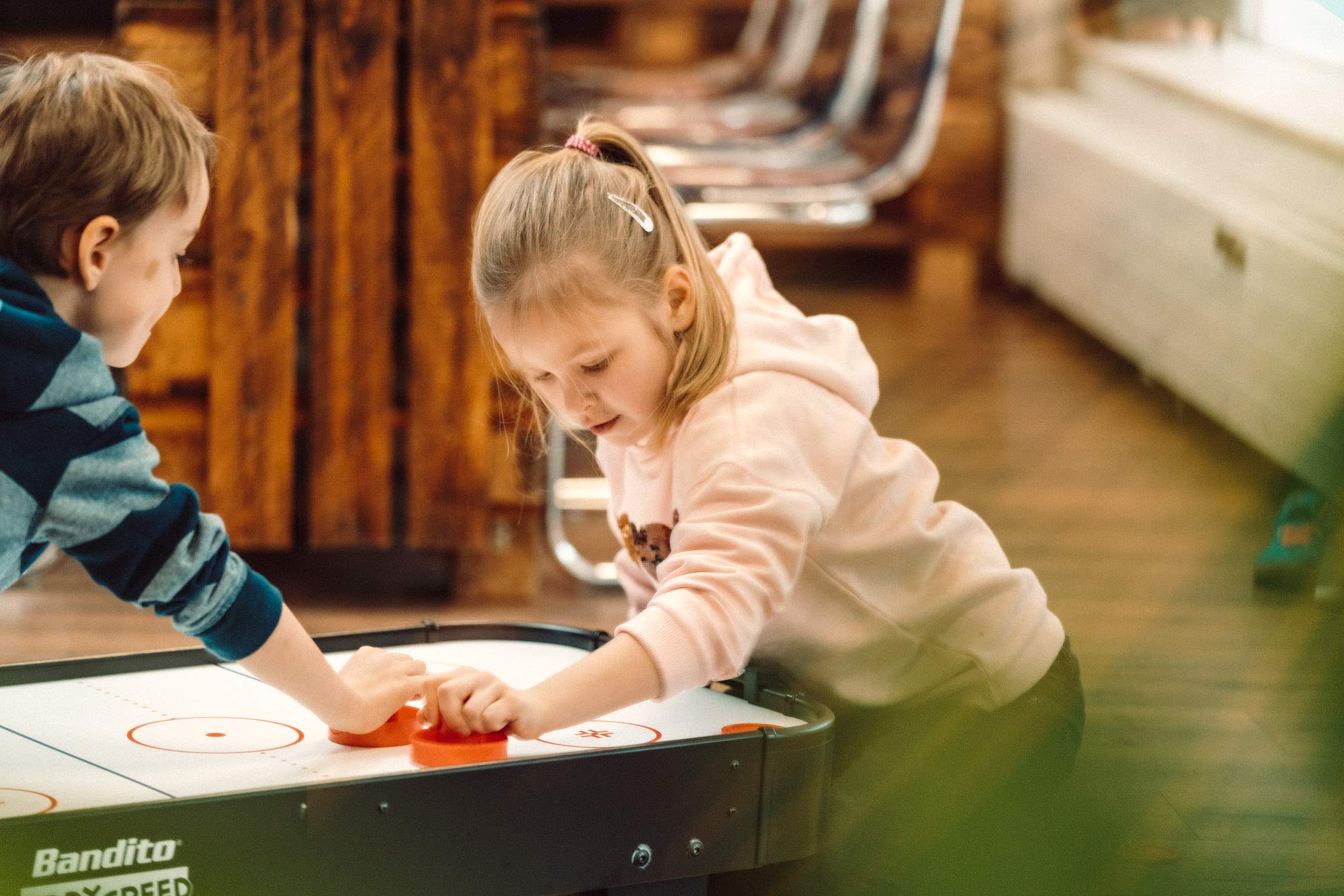 Bandito Mini Airhockey KiddySpeed, mit Luftgebläse, robuster Tischaufleger für Kinder- und Jugendeinrichtungen, Partyraum und Büro, kratzfestes Spielfeld, 92 × 52 × 20 cm