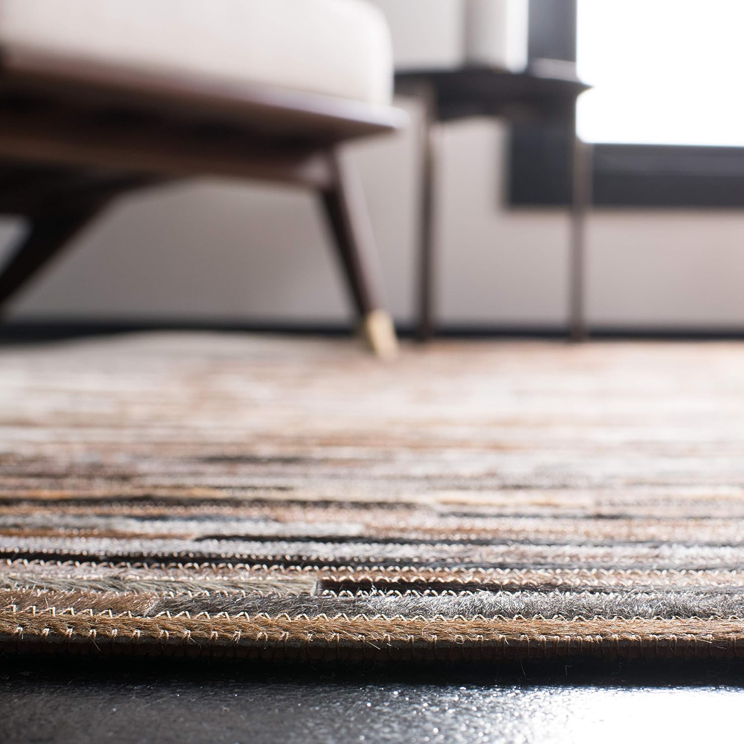 SAFAVIEH Studio Leather Collection 5' x 8' Ivory / Brown STL814A Handmade Mid-Century Modern Leather Area Rug