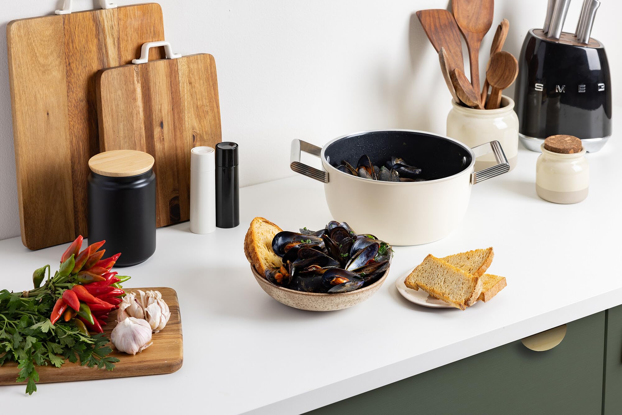 Smeg Cocotte en céramique avec poignée en acier inoxydable Crème mat 24 cm CSF2412CRM