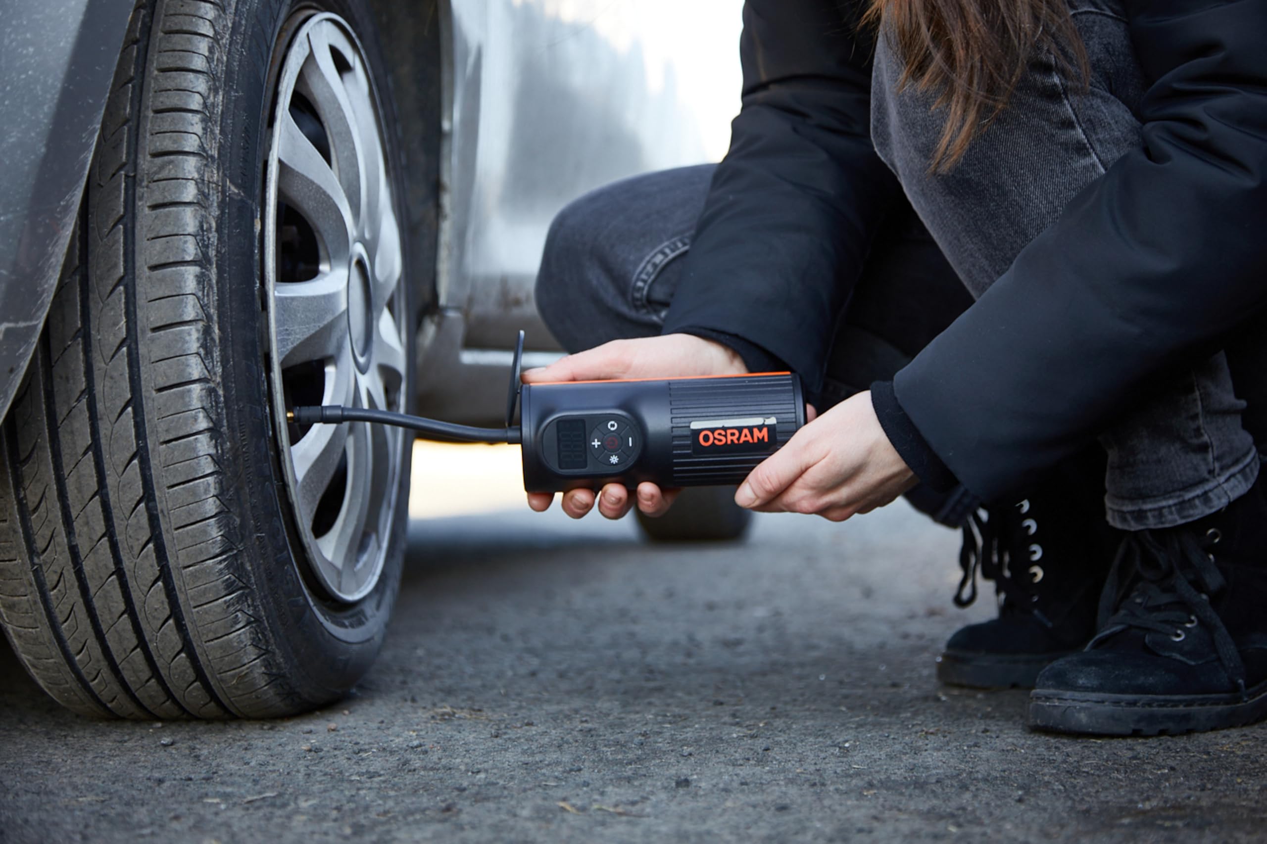 OSRAM TYREinflate 2000, kompakte wiederaufladbare Reifenpumpe mit LED Licht, tragbarer Kompressor für Reifen, Stromanschluss via USB, Reifenbefüllung in 2 Minuten