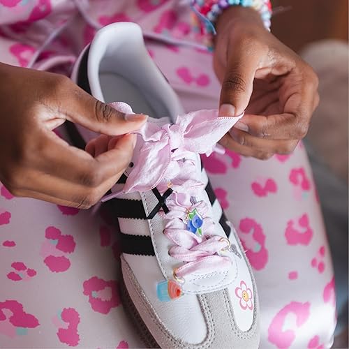 Vista 6 de Kit de bricolaje para niñas Set de manualidades para decoración de zapatos para 4 Incluye dijes, cordones y calcomanías Regalo divertido