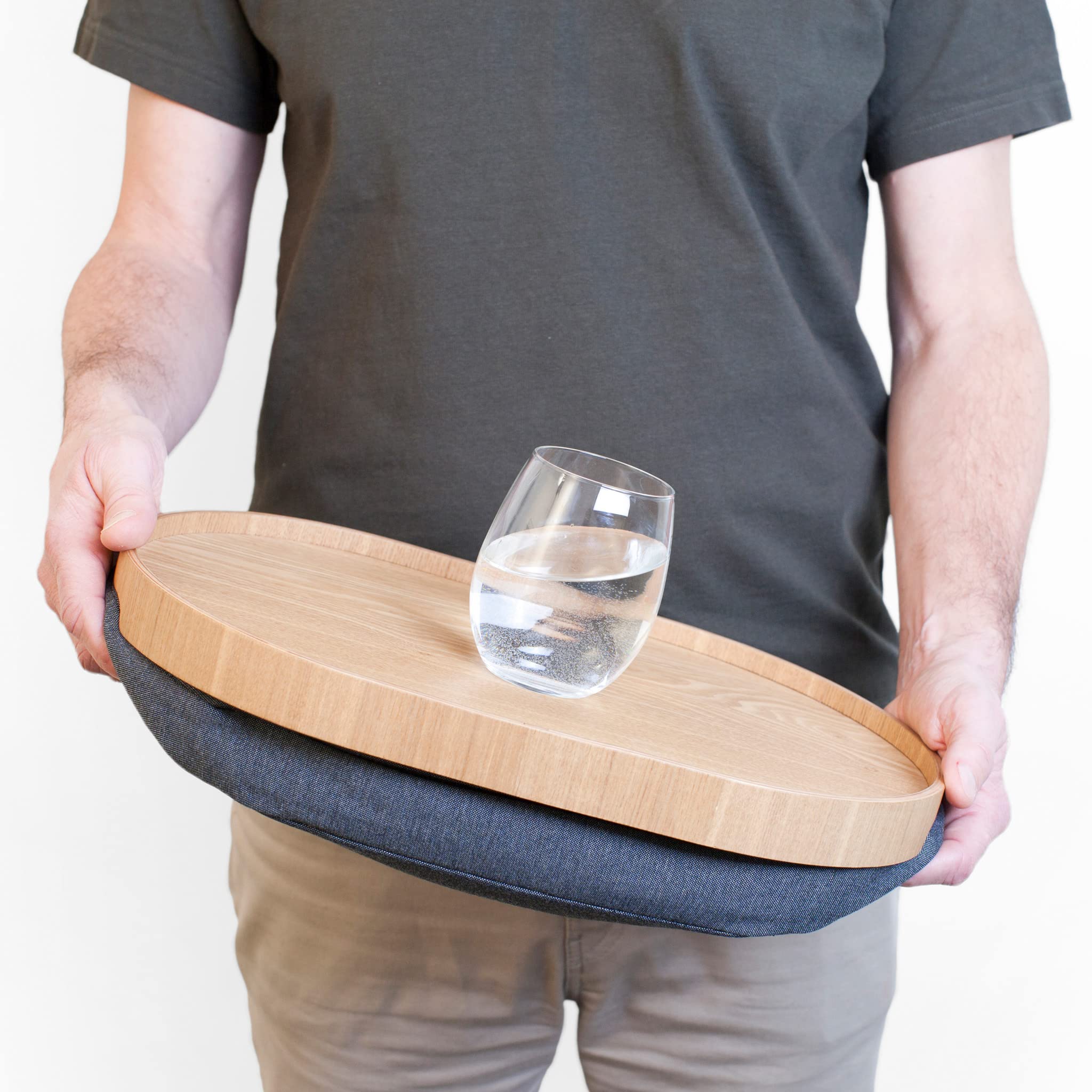 Bandeja portátil Multifuncional con cojín moldeable. para Ordenador portátil Desayuno Cena. Bandeja Antideslizante. Funda de Almohada Lavable extraíble. Almohada Gris. Natural. Mediano (39x26x6,5 cm)