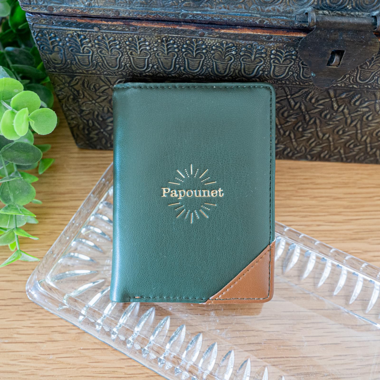 Manahia - Porte Monnaie Papounet - Petit Portefeuille Homme, Porte Carte Compartiment Pièces - Compact, Léger, et Pratique - Simili Cuir Vegan Marron et Vert - Cadeau Fête des Pères