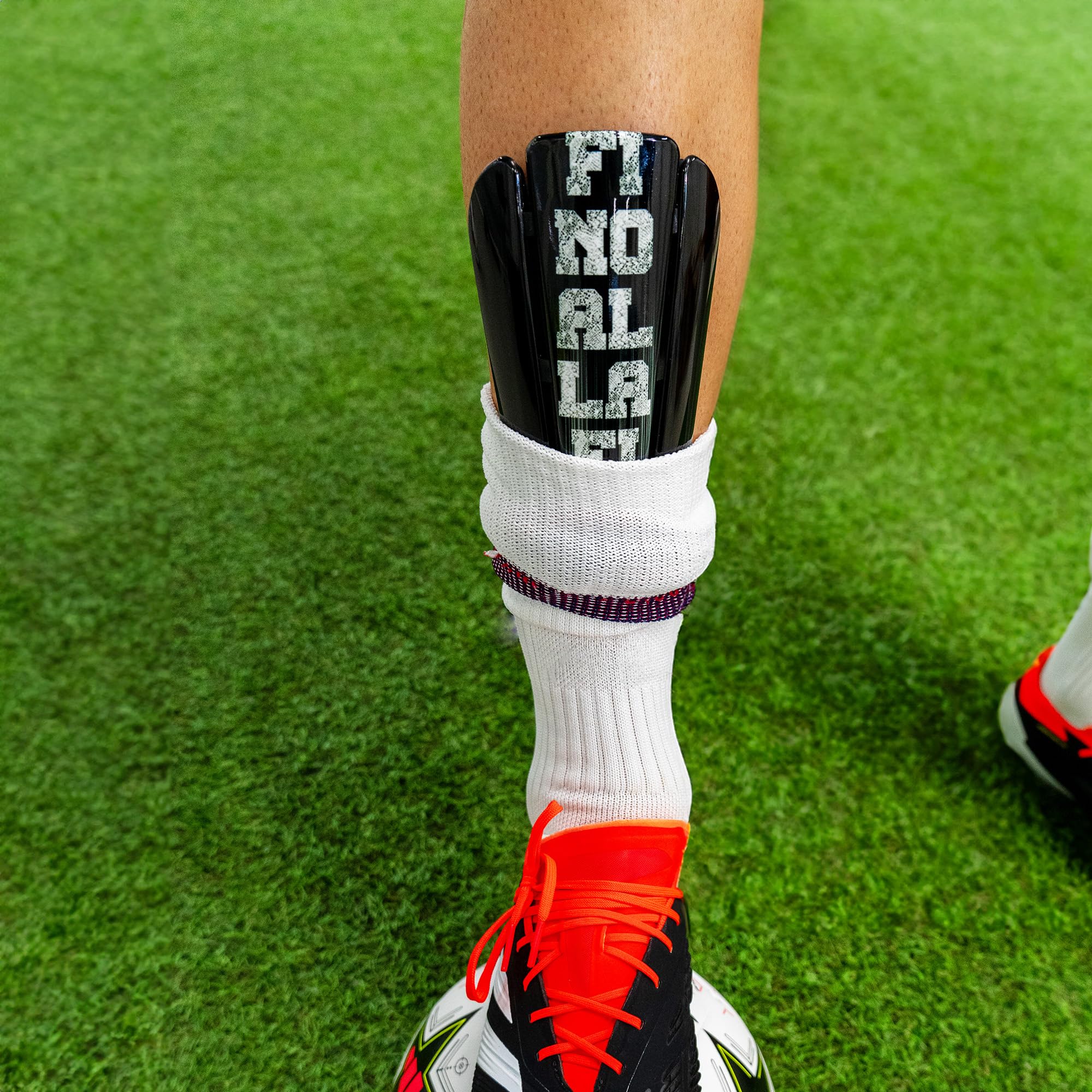 Parastinchi Da Calcio Giovani Adulti ad alta resistenza agli urti Made in Italy Protezione Completa. Comprese fasce di sostegno. Modello Bianconeri