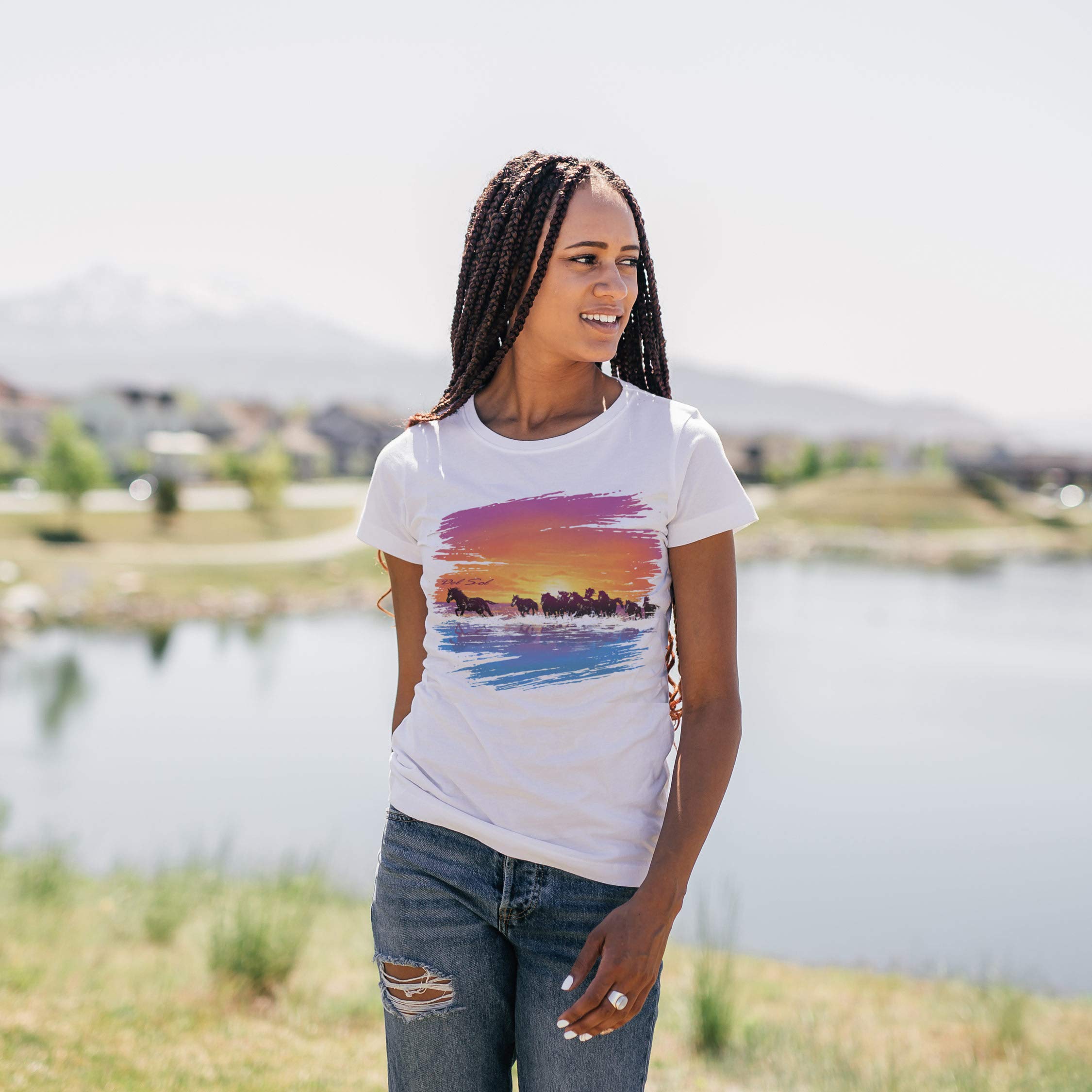 Del Sol Jugendliche, Mädchen, Crew-T-Shirt – Wilde Pferde, weißes T-Shirt – wechselt von lila zu lebendigen Farben in der Sonne – 100% gekämmte, ringgesponnene Baumwolle, kurzärmelig, Größe YM