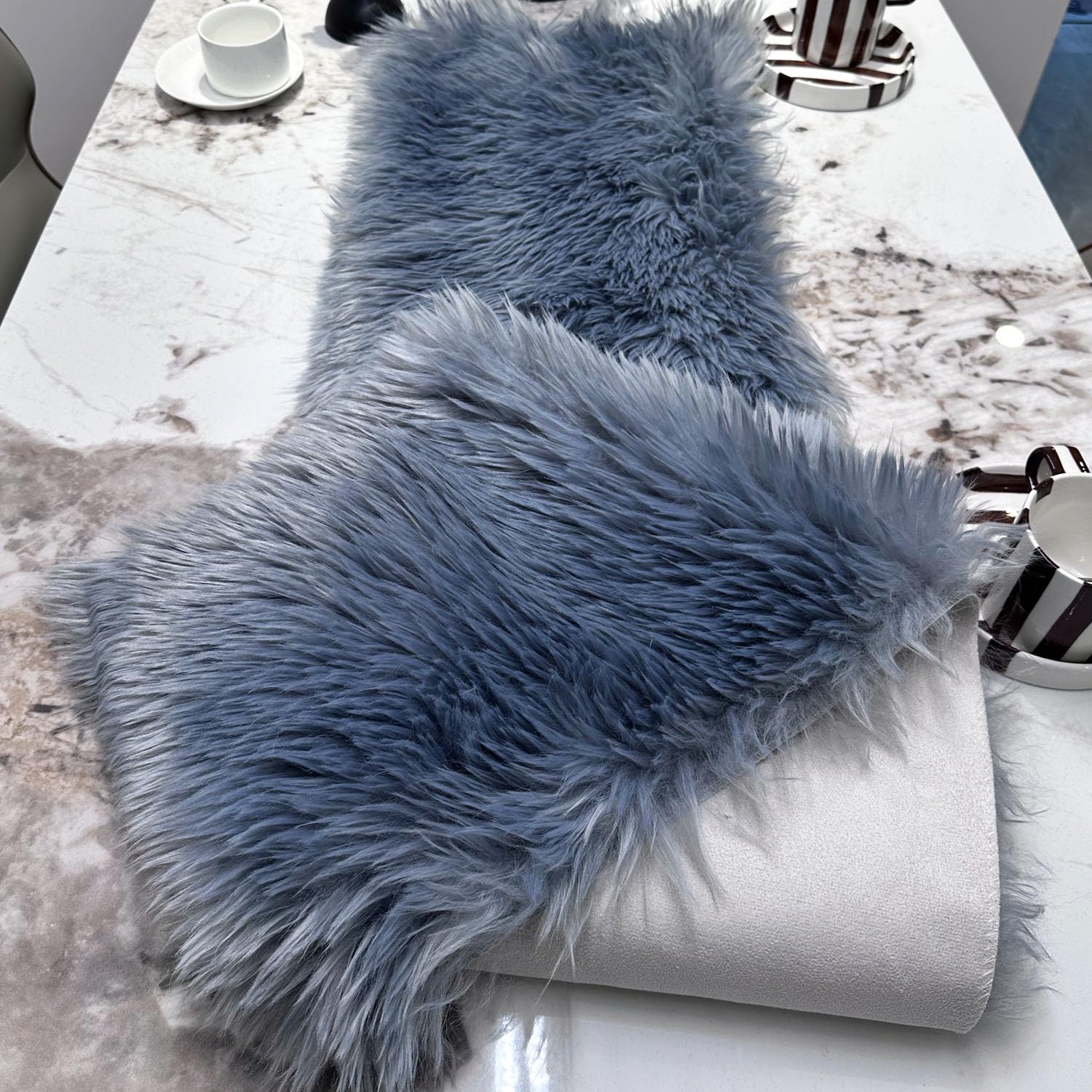 Chemin de table en fausse fourrure - Gris - Décoration de Noël et d'hiver - Chemin de table doux pour table à manger, commode, table basse, décoration de mariage et de fête de vacances (30 x 90 cm)