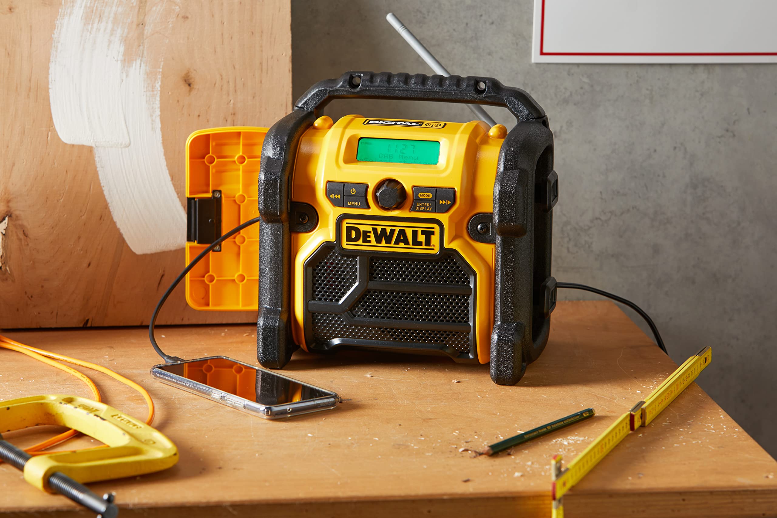 DEWALT Akku- und Netz-Radio/Baustellen-Radio (DAB(DAB(+)/FM Stereo/FM, für 10,8-18 V, 3.5 mm Aux Eingang zum Abspielen externer Geräte, robustes Gehäuse, 1.8 m Kabel), DCR020