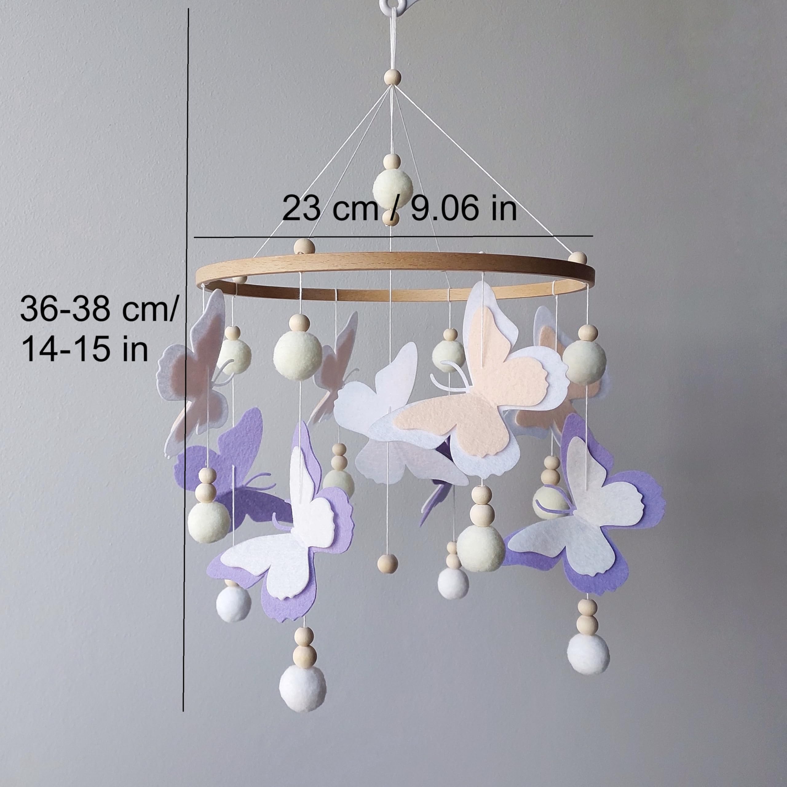 Baby Mobile mit Schmetterlingen, Filzschmetterlingen und Pompons – Handgemachtes Mobile in Lila & Weiß – Perfektes Geschenk zur Geburt oder Mobile für das Babybett - Dekor für ein Kinderzimmer
