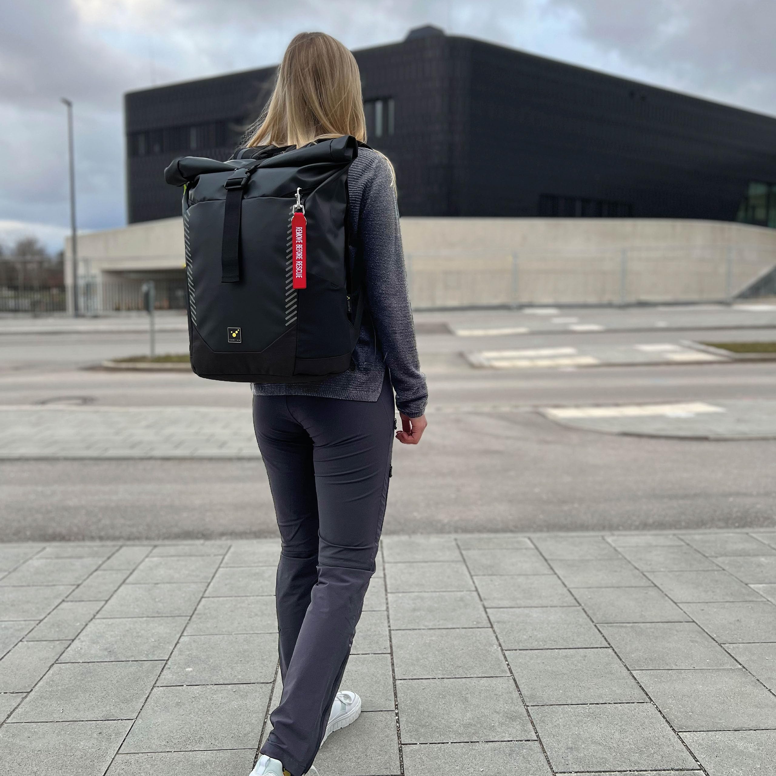 tee-uu CAROBAG schwarz, trendiger Rolltop-Rucksack | Moderner Rolltop-Rucksack mit schützendem Laptopfach.