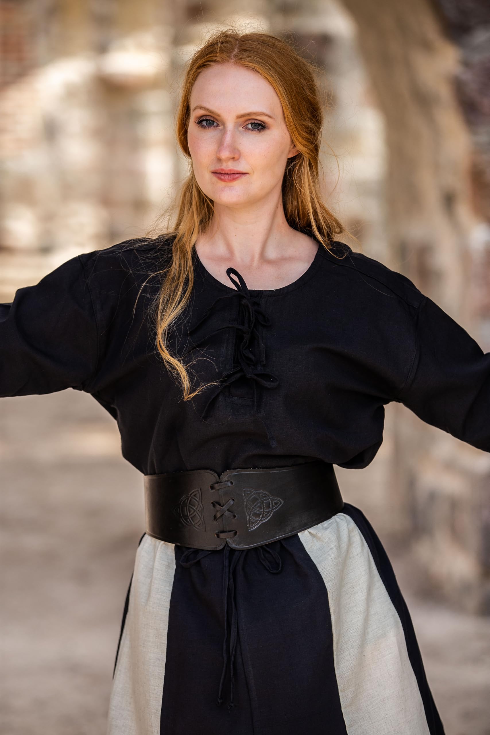 Leonardo Carbone® Mittelalter Miedergürtel Alana mit Triquetra - Ledergürtel Damen, Mittelalter Kleidung Damen, LARP, Karneval, Cosplay, Wikinger Hobbit Kostüme, Karneval - 100% Echtleder Schwarz