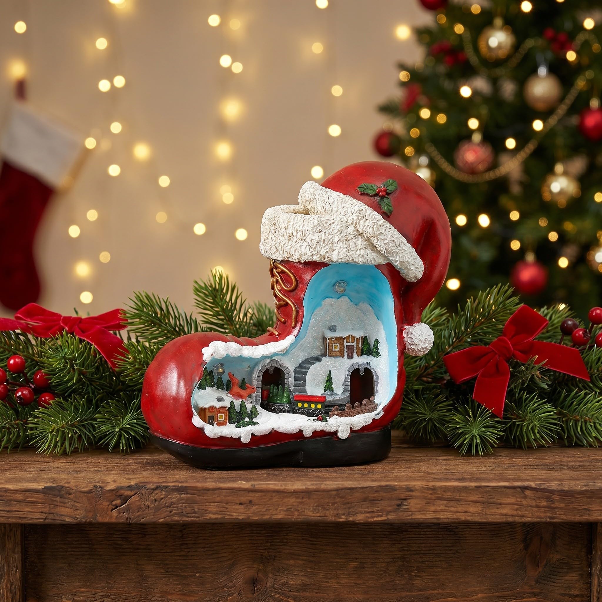 Toddmomy Carillon a Forma di Stivale di Babbo Natale con Villaggio Invernale Animato Illuminato e Trenino Rotante. Simpatico Carillon Natalizio, Ornamento da Tavolo o centrotavola per Le Feste.