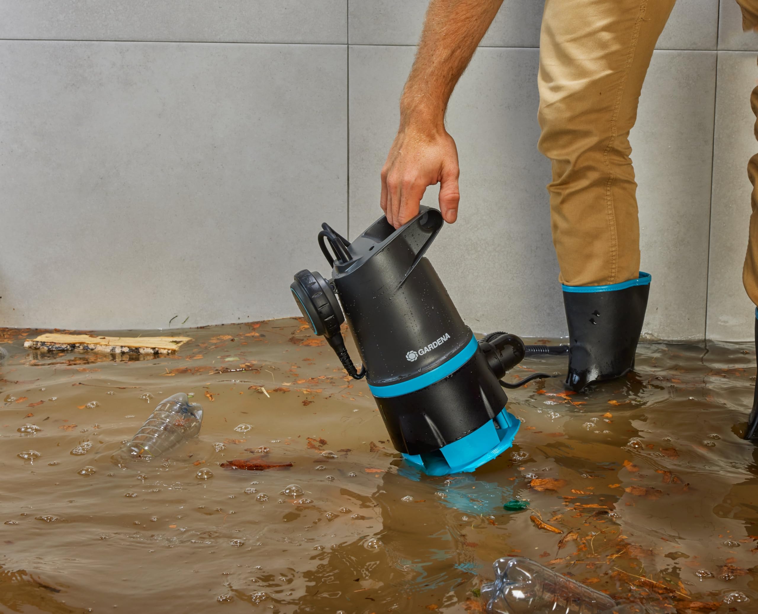 Gardena 20000 BASIC Bomba sumergible 2 en 1 para aguas limpias y sucias: 20.000 l/h, interruptor de flotador, robusta y versátil, ideal para drenaje (09018-47)