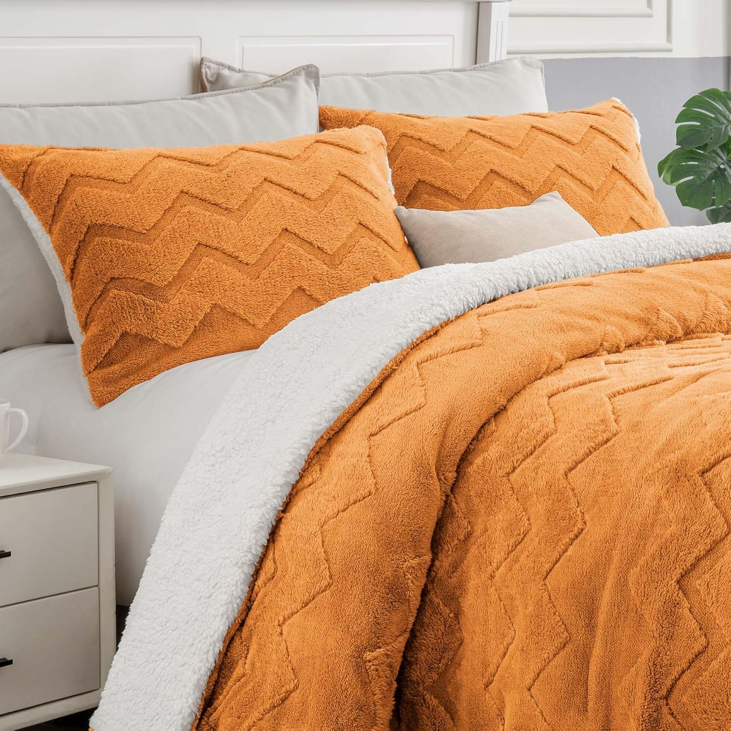 BEDELITE Fluffy Queen Comforter Set - Super Soft Sherpa Burnt Orange Comforter for Queen Size Bed, Luxury Warm Bedding Set for Winter, Fuzzy Bed Set 3 Pieces (1 Comforter, 2 Pillowcases) Burnt Orange Queen