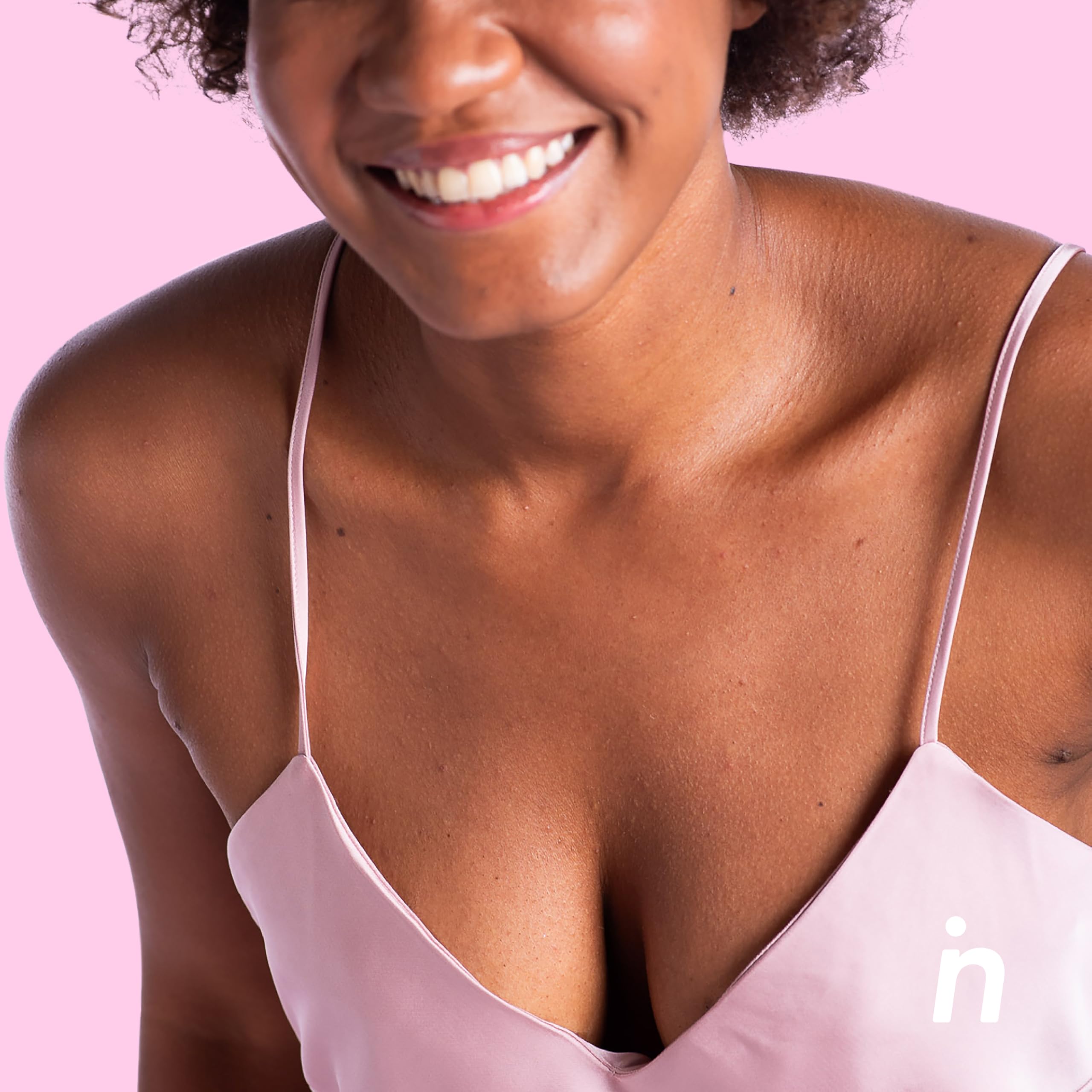 NIPSKIN Cinta de moda – Cinta de doble cara para cuerpo y ropa para un ajuste permanente, agradable al tacto, sujeción invisible para escotes profundos, aspecto sin tirantes, color blanco