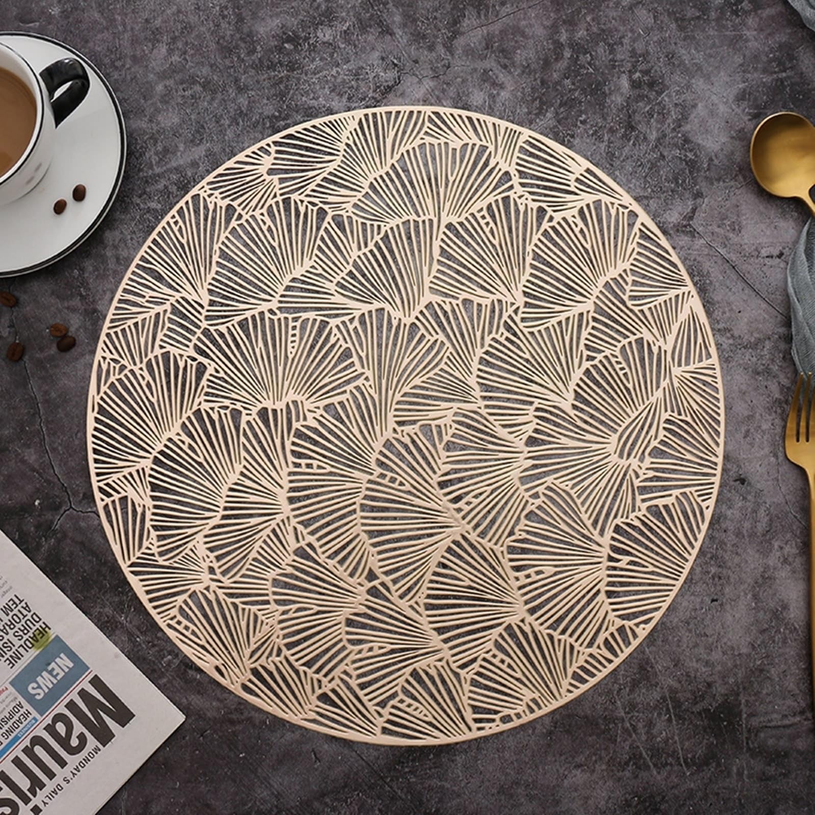 Sets de table ginkgo dorés creux pour embellir vos repas de fête en salle à manger