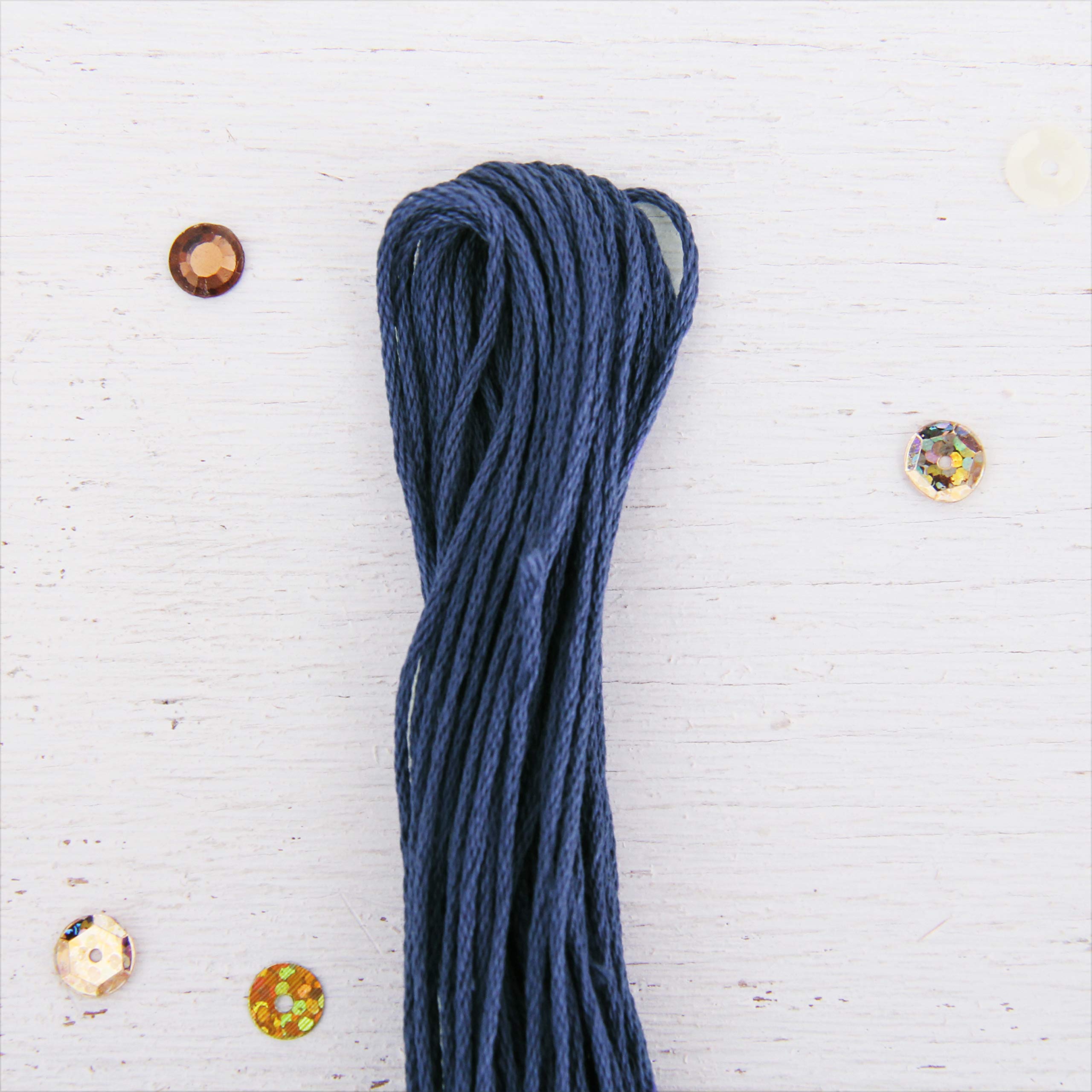Hilo de bordar de algodón egipcio de fibra larga de 12 madejas, color azul marino | 6 hilos de hilo divisible 8.75 m cada uno para bordado a mano, pulseras de amistad, punto de cruz y manualidades