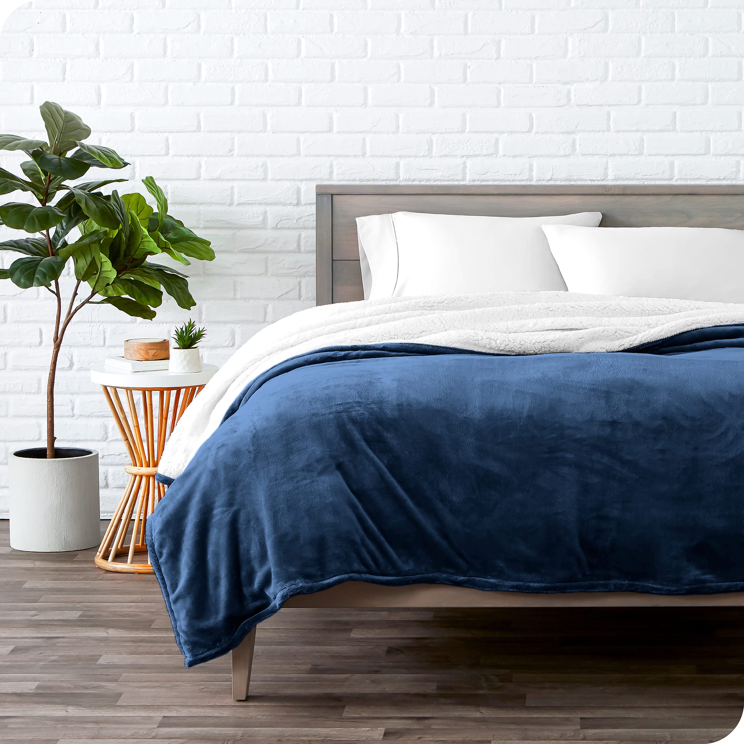 Bare Home Manta de Lana Sherpa - Cálido y Ligera - Manta de Felpa Suave y Esponjosa - Reversible (150 x 200, Azul Oscuro)