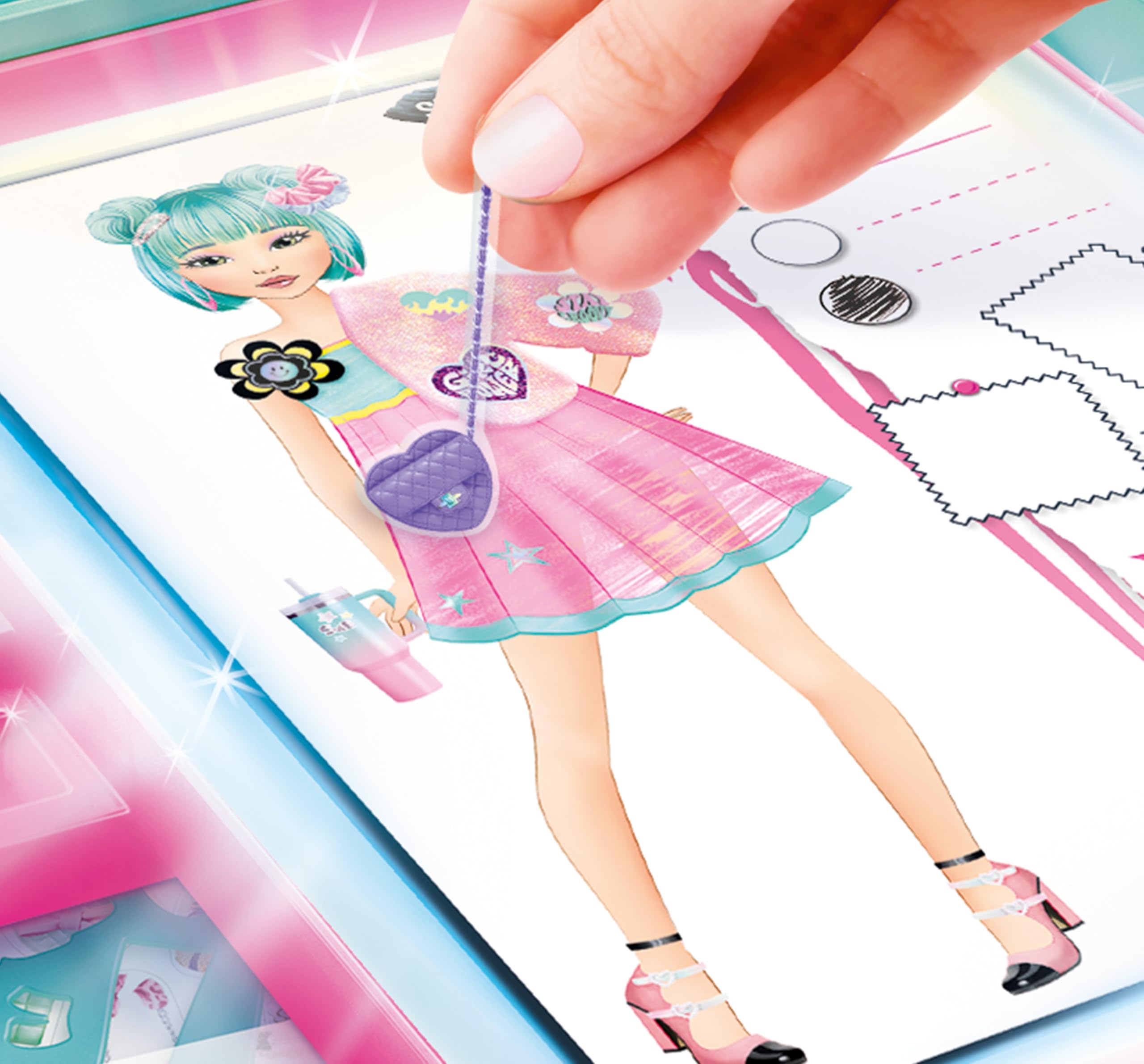Canal Toys - Style 4Ever - Fashion Designer Studio con Luz y Telas | Con Luz LED, Plantillas Electroestáticas, Telas Reales, Lápices de Colores, Rotulador, Gemas, Cintas Adhesivas y más