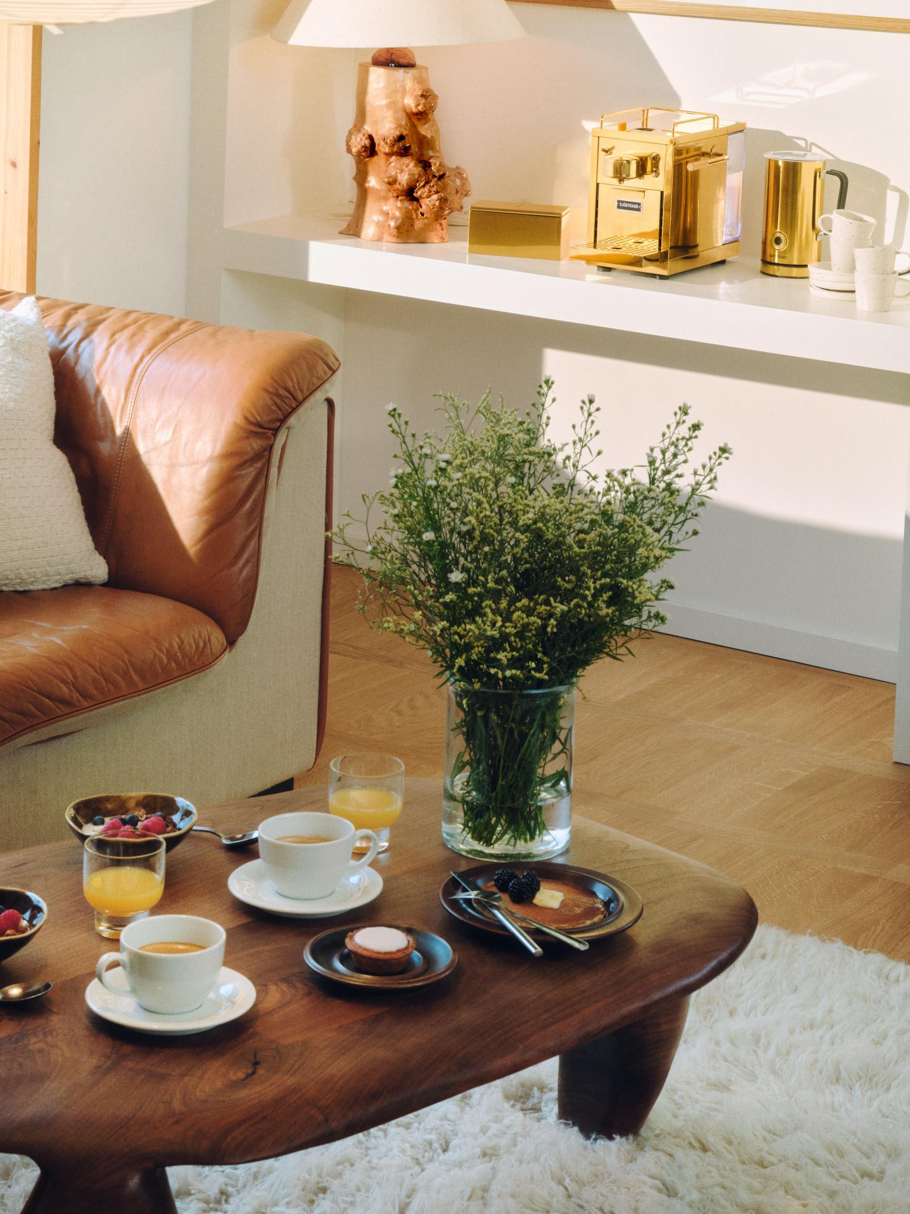 Oryginalny ekspres kompatybilny z Nespresso® – kapsułkowy ekspres ze stali nierdzewnej z mosiężnym wykończeniem, skandynawskie wzornictwo, trwały i nadający się do naprawy