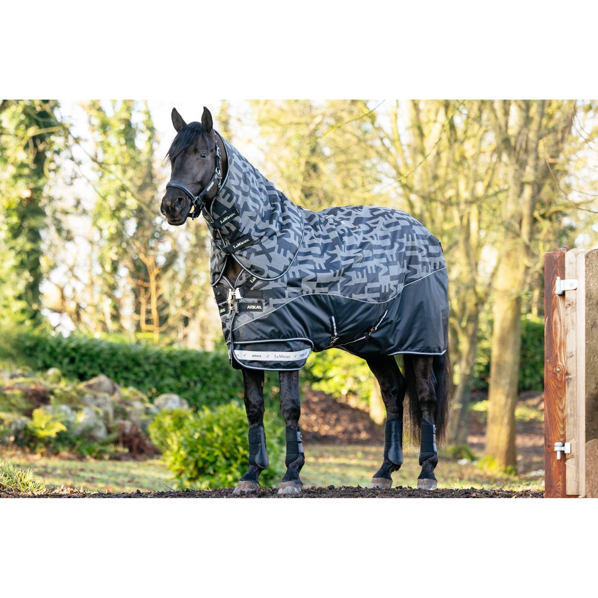 LeMieux Arika Reflective 100g Turnout Rug - 600 Denier Ripstop Outer - 3000mm Waterproof - leak-free Spine - Black - 5ft6