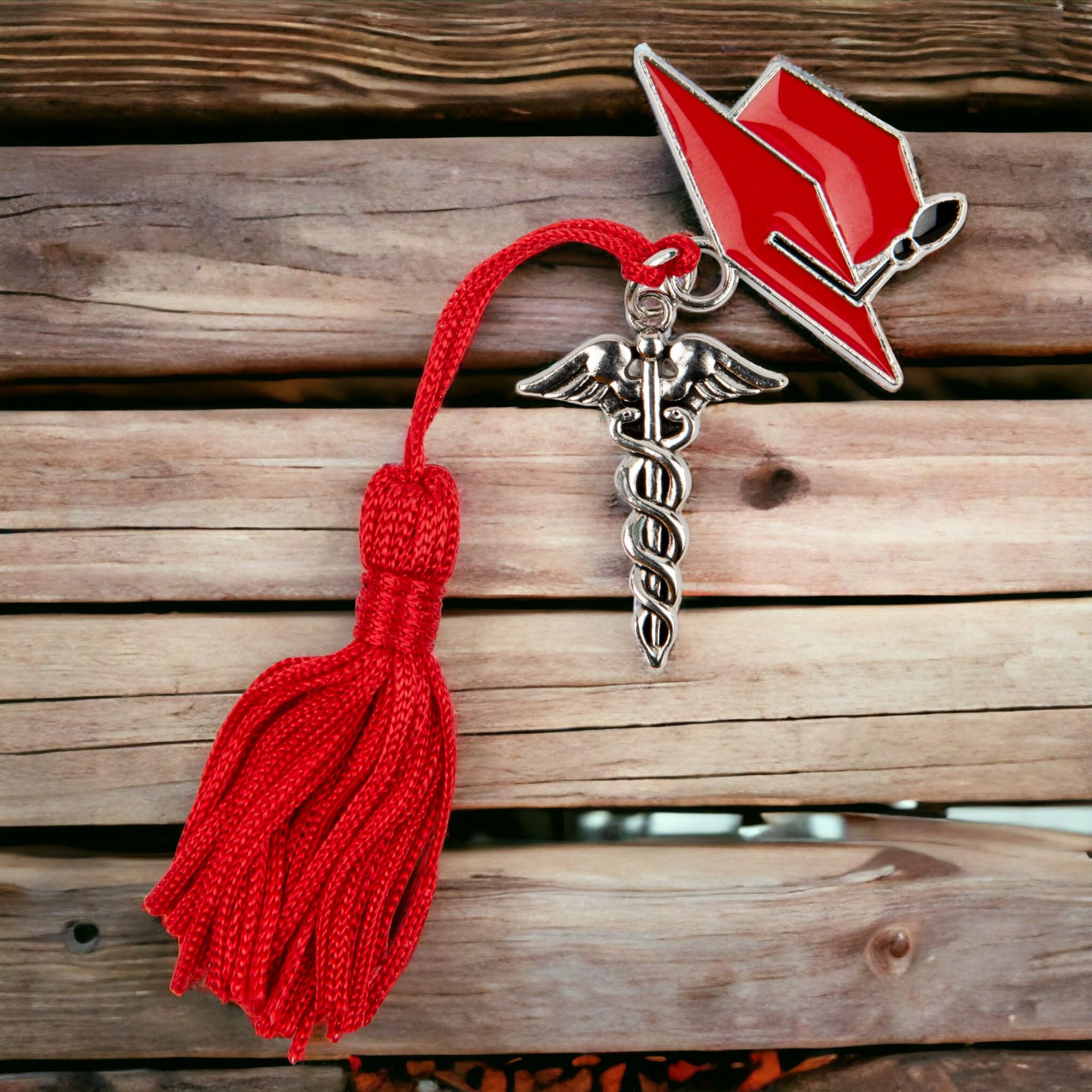 Doni Bomboniere Laurea 48PZ Ciondolo Caduceo con Nappina E Confettata Pensierini Aprifesta Gadget Farmacia Tocco Rosso Triennale Magistrale Idee Regalo Complete Originali Economiche