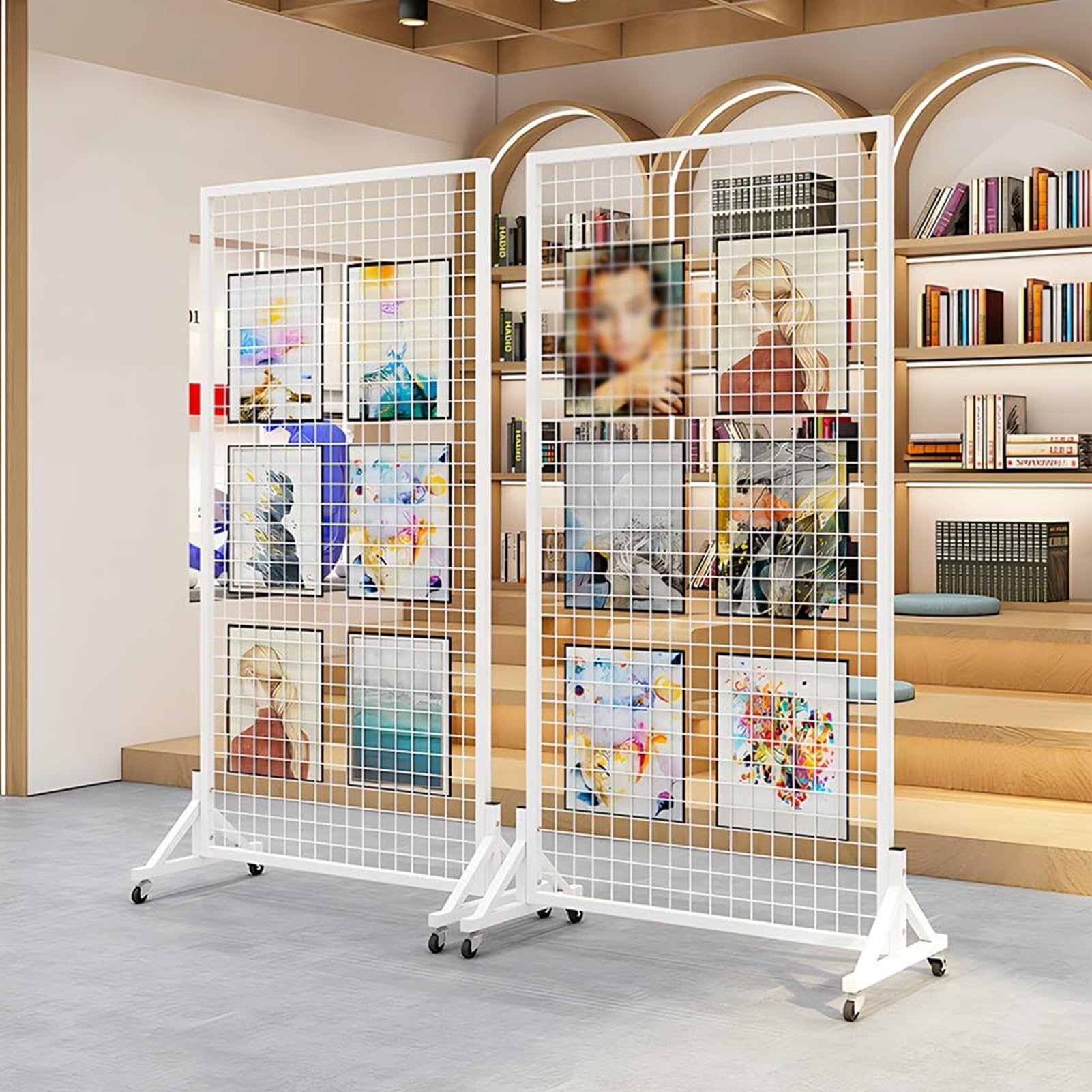 THEGA Mobiles Lagerregal Aus Metallgitter, Stehender Gitterwand-Paneel-Ausstellungsständer, Freistehendes Gitterregal-Ausstellungsregal Mit 4 Rädern Und 20 Haken(White,60x40x160cm)
